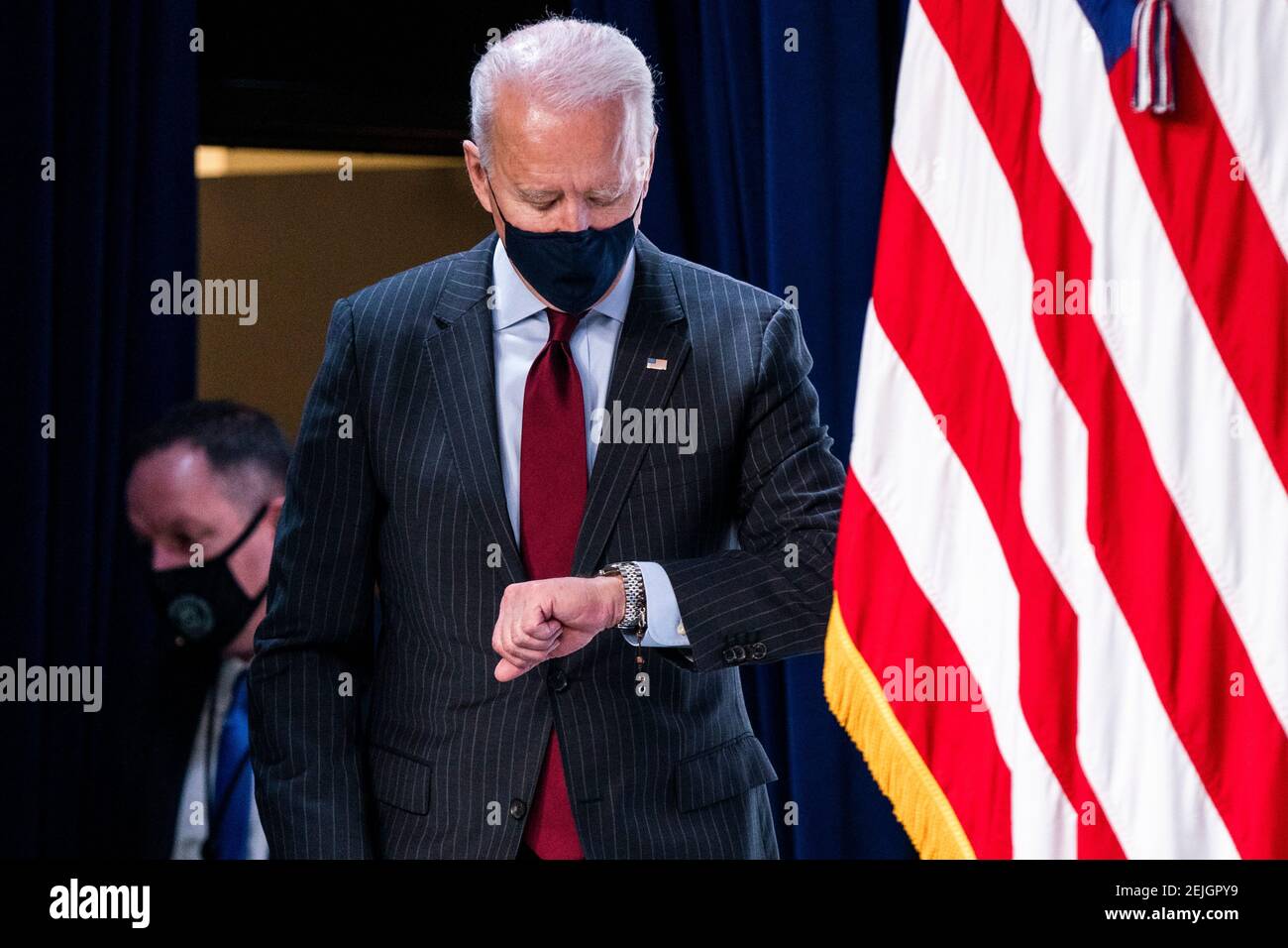 Washington, DC, EE.UU. 22 de febrero de 2021. El Presidente DE LOS ESTADOS UNIDOS Joseph Biden se prepara para anunciar cambios al Programa de Protección de cheques de pago (PPP) en el edificio de la Oficina Ejecutiva de Eisenhower en Washington, DC, EE.UU., 22 de febrero de 2021. El Senado no logró condenar al ex presidente por un solo cargo de incitar a la insurrección. La administración Biden está intentando proporcionar alivio más dirigido a las pequeñas empresas con la próxima ronda de préstamos PPP.crédito: Jim Loscalzo/Pool via CNP | uso en todo el mundo crédito: dpa/Alamy Live News Foto de stock