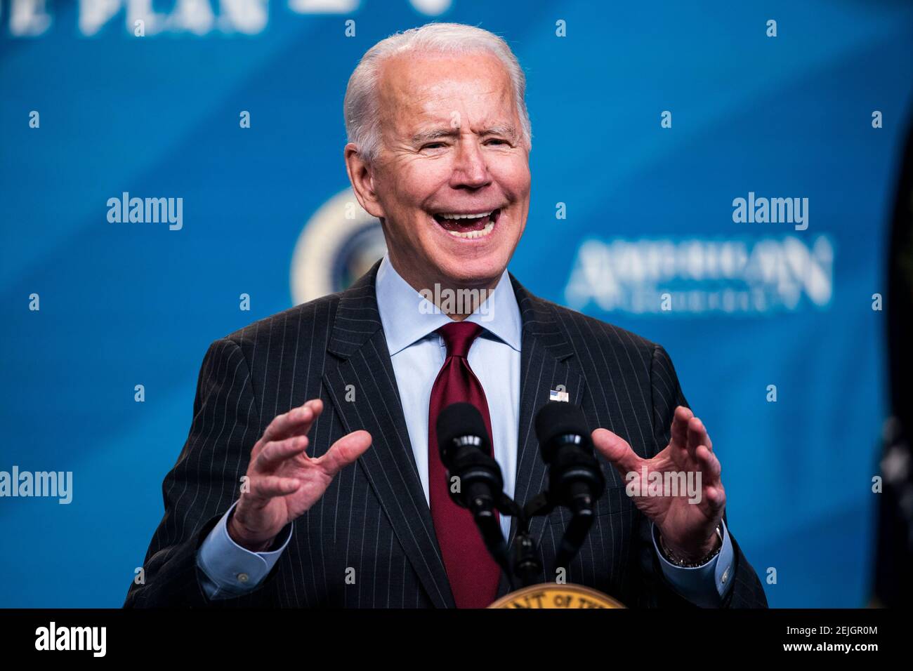 Washington, DC, EE.UU. 22 de febrero de 2021. El presidente DE LOS ESTADOS UNIDOS, Joseph Biden, anuncia cambios al Programa de Protección de cheques de pago (PPP) en el edificio de la Oficina Ejecutiva de Eisenhower en Washington, DC, EE.UU., 22 de febrero de 2021. El Senado no logró condenar al ex presidente por un solo cargo de incitar a la insurrección. La administración Biden está intentando proporcionar alivio más dirigido a las pequeñas empresas con la próxima ronda de préstamos PPP.crédito: Jim Loscalzo/Pool via CNP | uso en todo el mundo crédito: dpa/Alamy Live News Foto de stock