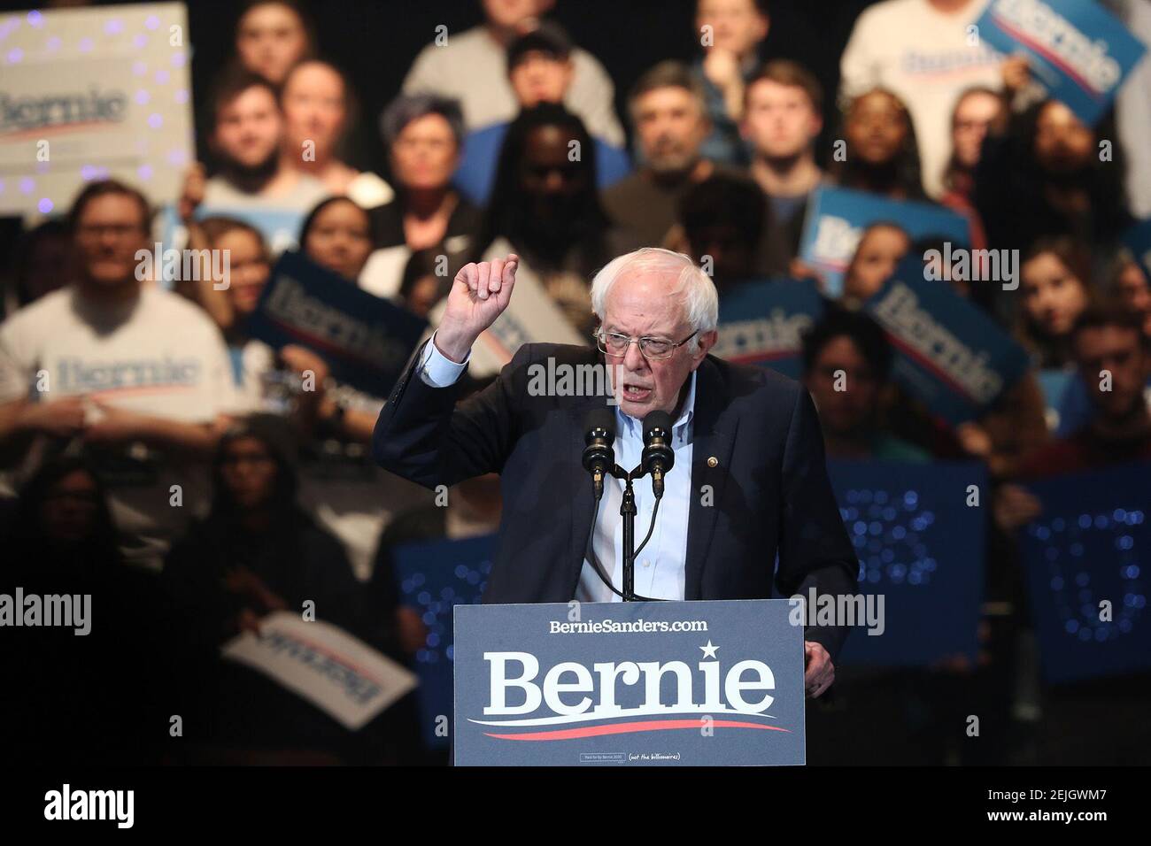 El candidato presidencial demócrata, el Senador Bernie Sanders, habla en un evento de campaña que condujo a los platillos de Iowa en el Centro Celular de los Estados Unidos en Cedar Rapids, Iowa, el 1 de febrero de 2020. (John J. Kim/Chicago Tribune/TNS) Foto de stock