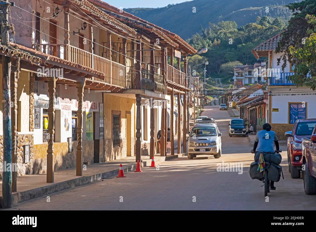 Ciclismo de gira por la calle en el pueblo Samaipata / Samaypata en las estribaciones de los Andes, Provincia de Florida, Departamento de Santa Cruz, Bolivia Foto de stock