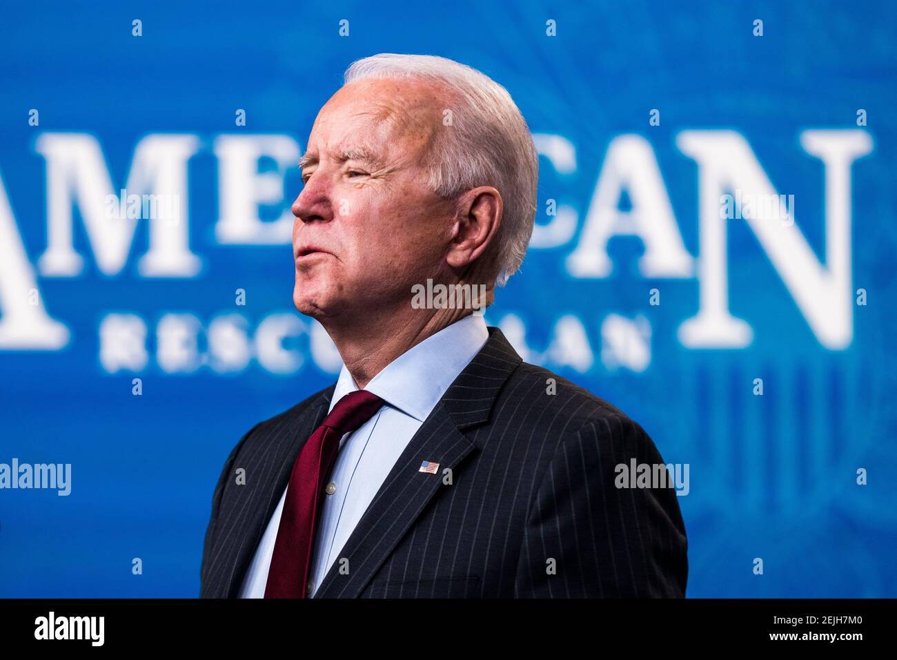 Washington, Estados Unidos. 22 de febrero de 2021. El presidente DE LOS ESTADOS UNIDOS, Joseph Biden, anuncia cambios al Programa de Protección de cheques de pago (PPP) en el edificio de la Oficina Ejecutiva de Eisenhower en Washington, DC, EE.UU., 22 de febrero de 2021. El Senado no logró condenar al ex presidente por un solo cargo de incitar a la insurrección. La administración Biden está tratando de proporcionar un alivio más específico a las pequeñas empresas con la próxima ronda de préstamos PPP. Crédito: SIPA USA/Alamy Live News Foto de stock