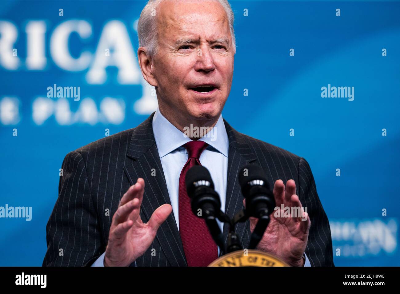 Washington, Estados Unidos. 22 de febrero de 2021. El presidente DE LOS ESTADOS UNIDOS, Joseph Biden, anuncia cambios al Programa de Protección de cheques de pago (PPP) en el edificio de la Oficina Ejecutiva de Eisenhower en Washington, DC, EE.UU., 22 de febrero de 2021. El Senado no logró condenar al ex presidente por un solo cargo de incitar a la insurrección. La administración Biden está tratando de proporcionar un alivio más específico a las pequeñas empresas con la próxima ronda de préstamos PPP. Crédito: SIPA USA/Alamy Live News Foto de stock