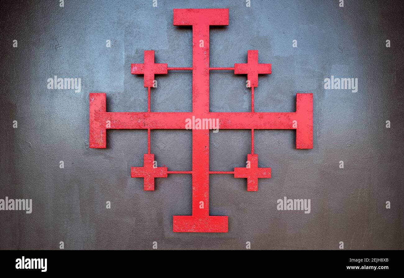 Símbolo de cruz en la pared de la Iglesia Bautista de San Juan, Acre (Akko), Israel Foto de stock