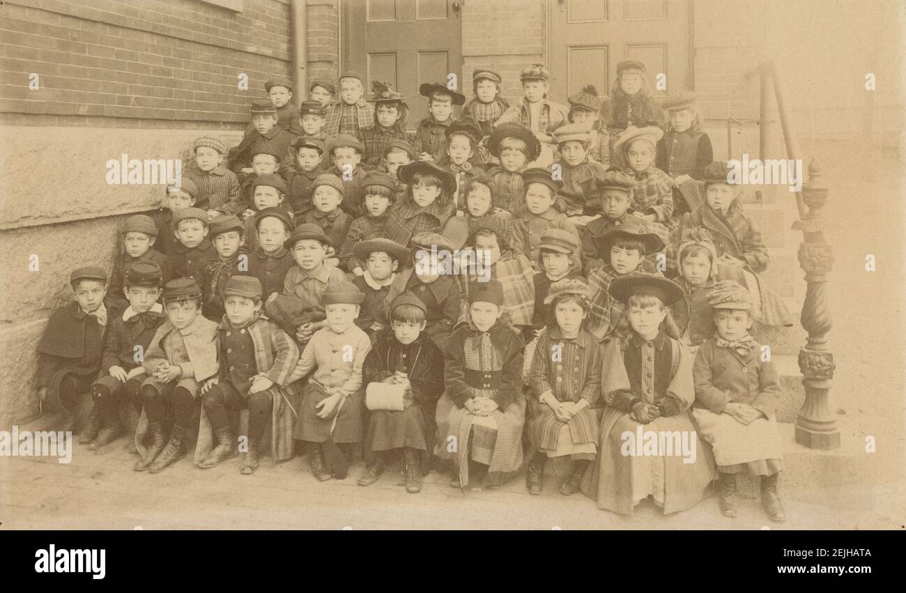 Fotografía antigua c1870, grupo de niños de escuela primaria, posiblemente de primer o segundo grado. Hay una chica afroamericana en la fila media, segunda desde la derecha. Probablemente Nueva Inglaterra, ubicación exacta desconocida. FUENTE: FOTOGRAFÍA ORIGINAL Foto de stock