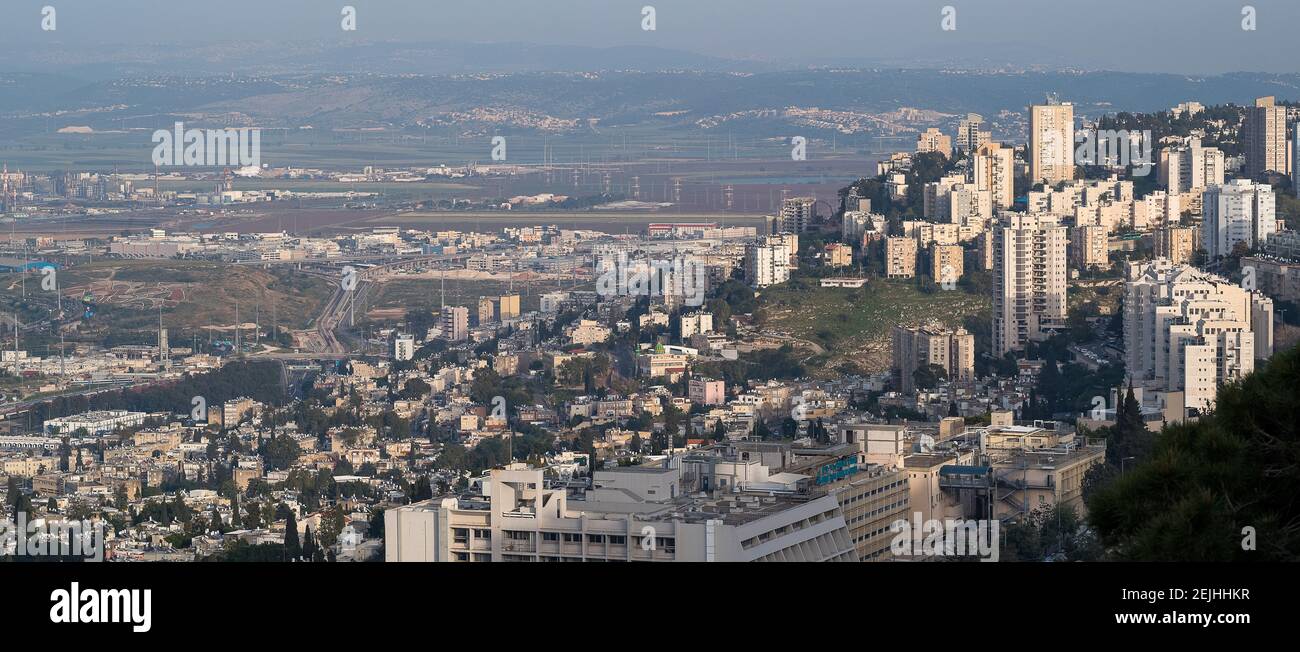 Vista elevada del paisaje urbano, Haifa, Israel Foto de stock