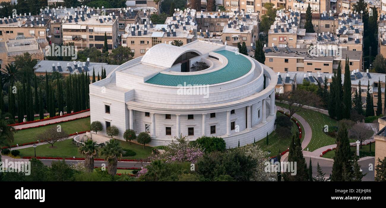 Vista angular del Centro Internacional de Enseñanza, los Jardines Bahai, la Plaza de la Colonia Alemana, Haifa, Israel Foto de stock