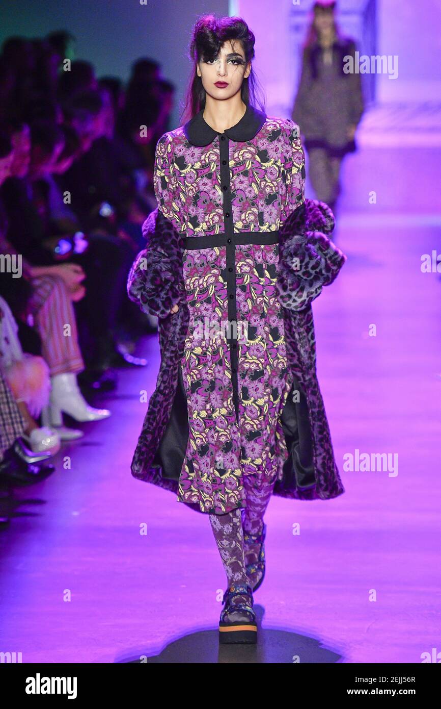 Model camina en la pista en el show de moda de Anna Sui durante Otoño /  Invierno 2020 / 2021 Fashion Week en Nueva York, NY el 11 de febrero de 2020.  (