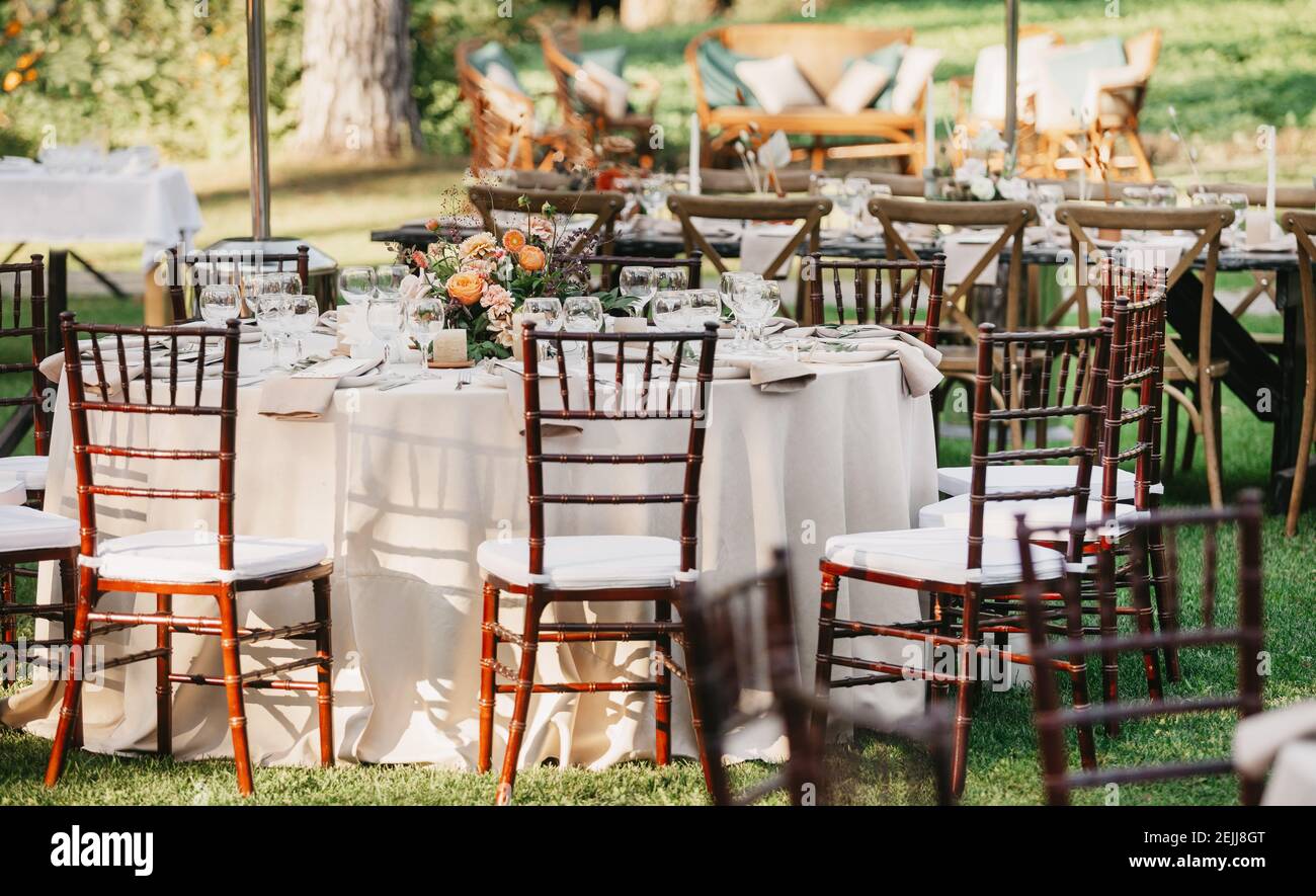 Boho diseño y boda al aire libre rústico en un buen día soleado en verano  Fotografía de stock - Alamy