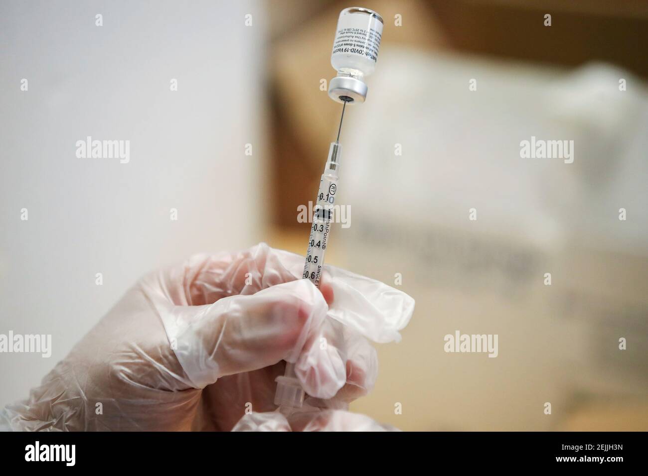 El profesional de salud de Walgreens Luis S. Solano prepara una dosis de la vacuna Pfizer-BioNTec contra la enfermedad del coronavirus (COVID-19) en los apartamentos Victor Walchirk en Evanston, Illinois, EE.UU. 22 de febrero de 2021. REUTERS/Kamil Krzaczynski Foto de stock