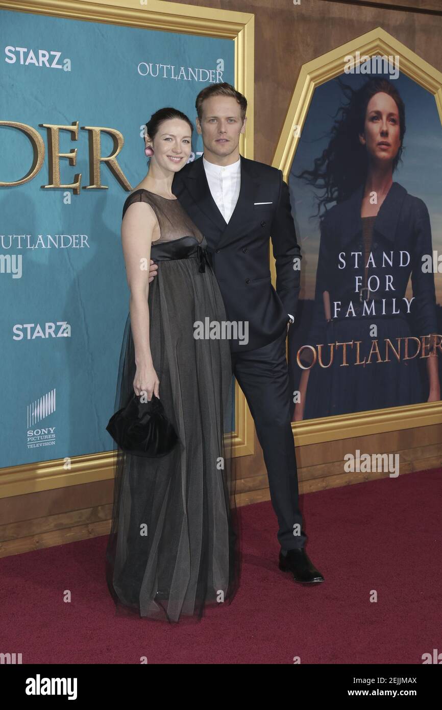 Caitriona Balfe y Sam Heughan caminando por la alfombra roja en el Starz  Premiere Event Para la temporada 5 'Outlander' celebrada en Hollywood  Palladium el 13 de febrero de 2020 en Hollywood,