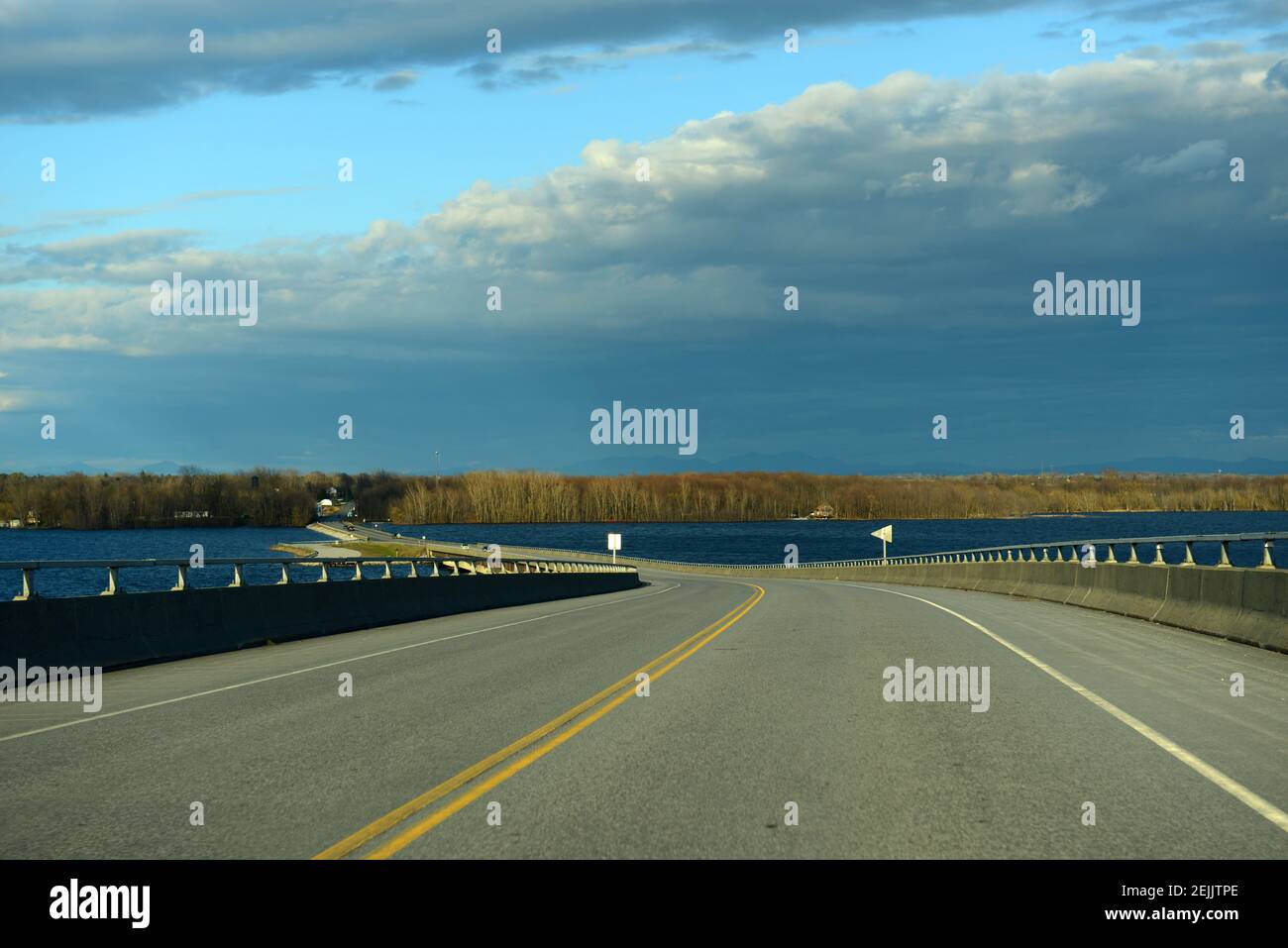 Puente de Rouses Point en el extremo norte del lago Champlain en la