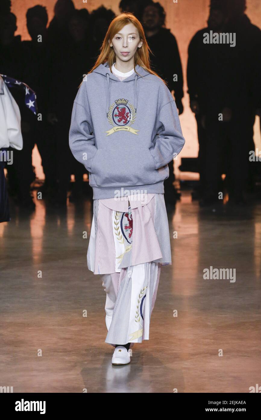 Model camina en la pista en el show de moda Tommy Hilfiger durante Otoño /  Invierno 2020 /