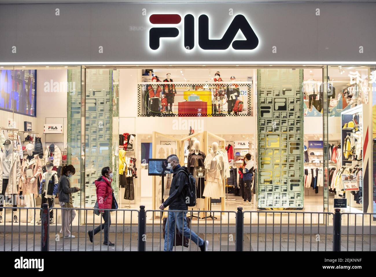 Tienda de artículos de ropa deportiva italiana fila vista en Hong Kong.  (Foto de Budrul Chukrut / SOPA Images/Sipa USA Fotografía de stock - Alamy