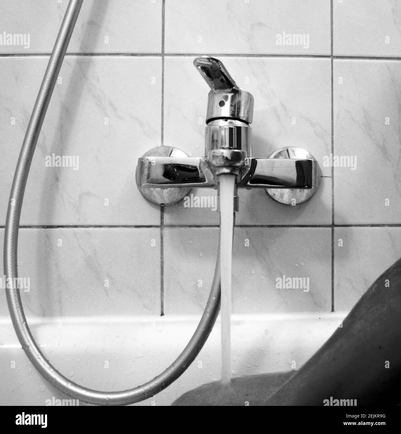 Grifo de agua, grifo de metal cromado para el baño, mezcladora de agua  caliente fría, moderno sistema de ducha y soporte para la cabeza de la ducha.  Fontanería Fotografía de stock -