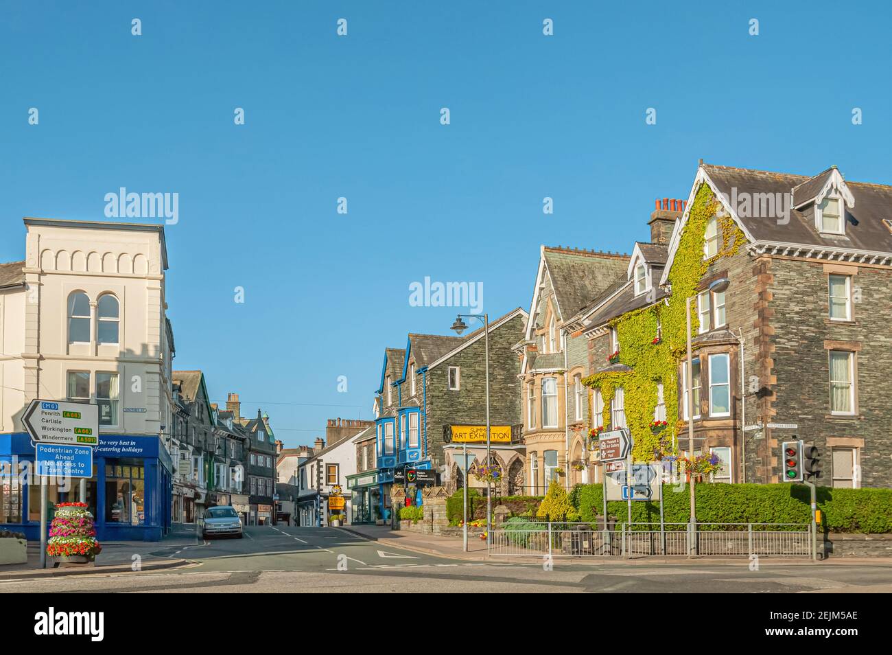 Paisaje urbano en el centro de la ciudad de Keswick, Cumbria, Inglaterra, Reino Unido Foto de stock