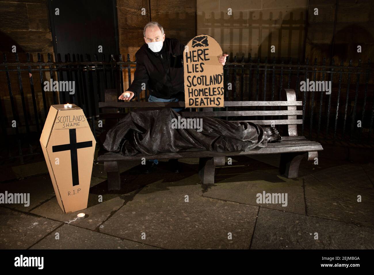 Glasgow, Escocia, Reino Unido. 22 de febrero de 2021. En la foto: Sean Clerkin - Organización Escocesa de inquilinos, sosteniendo un cartel en forma de lápida que dice: "AQUÍ ESTÁ LA MUERTE DE LOS ESCOCESES SIN HOGAR". Hoy, 23 de febrero de 21, el Gobierno escocés ha publicado las cifras de muertes sin hogar 3 días antes, que aumentan en un 11% con respecto al año pasado. El enlace https://www.nrscotland.gov.uk/news/2021/homeless-deaths-2019 muestra el artículo de hoy. Crédito: Colin Fisher/Alamy Live News Foto de stock
