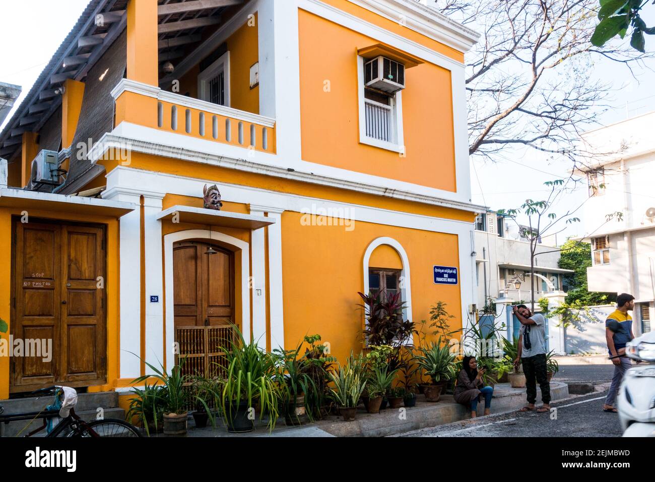 Villas coloniales color mostaza fotografías e imágenes de alta resolución -  Alamy