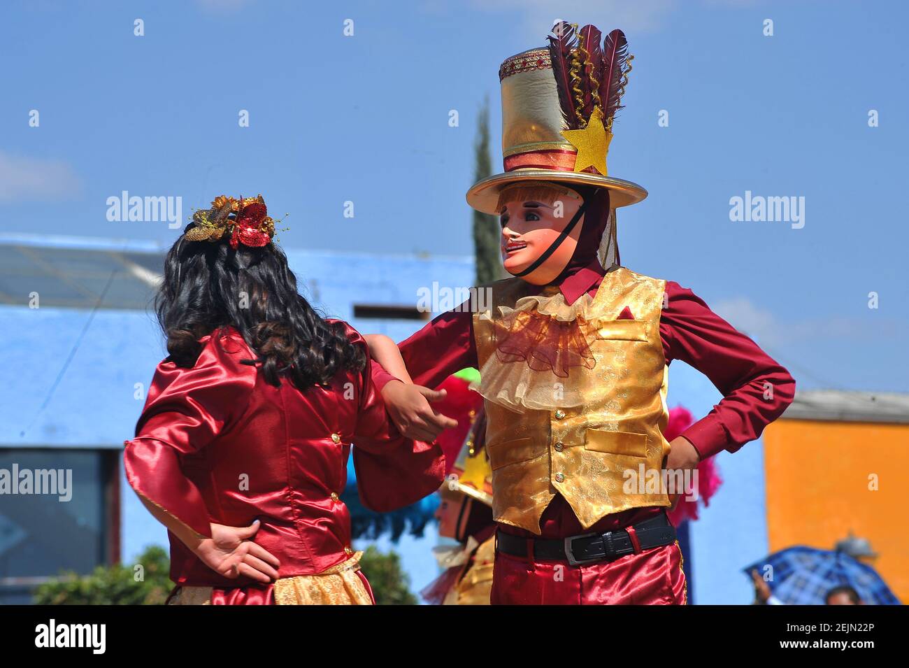 TLAXCALA, MÉXICO - FEBRERO 22:los bailarines llamados Huehues participan  durante el tradicional Carnaval de Tlaxcala, disfrazados con trajes  tradicionales de la región y máscaras de madera que representan  colonizadores europeos. El 22
