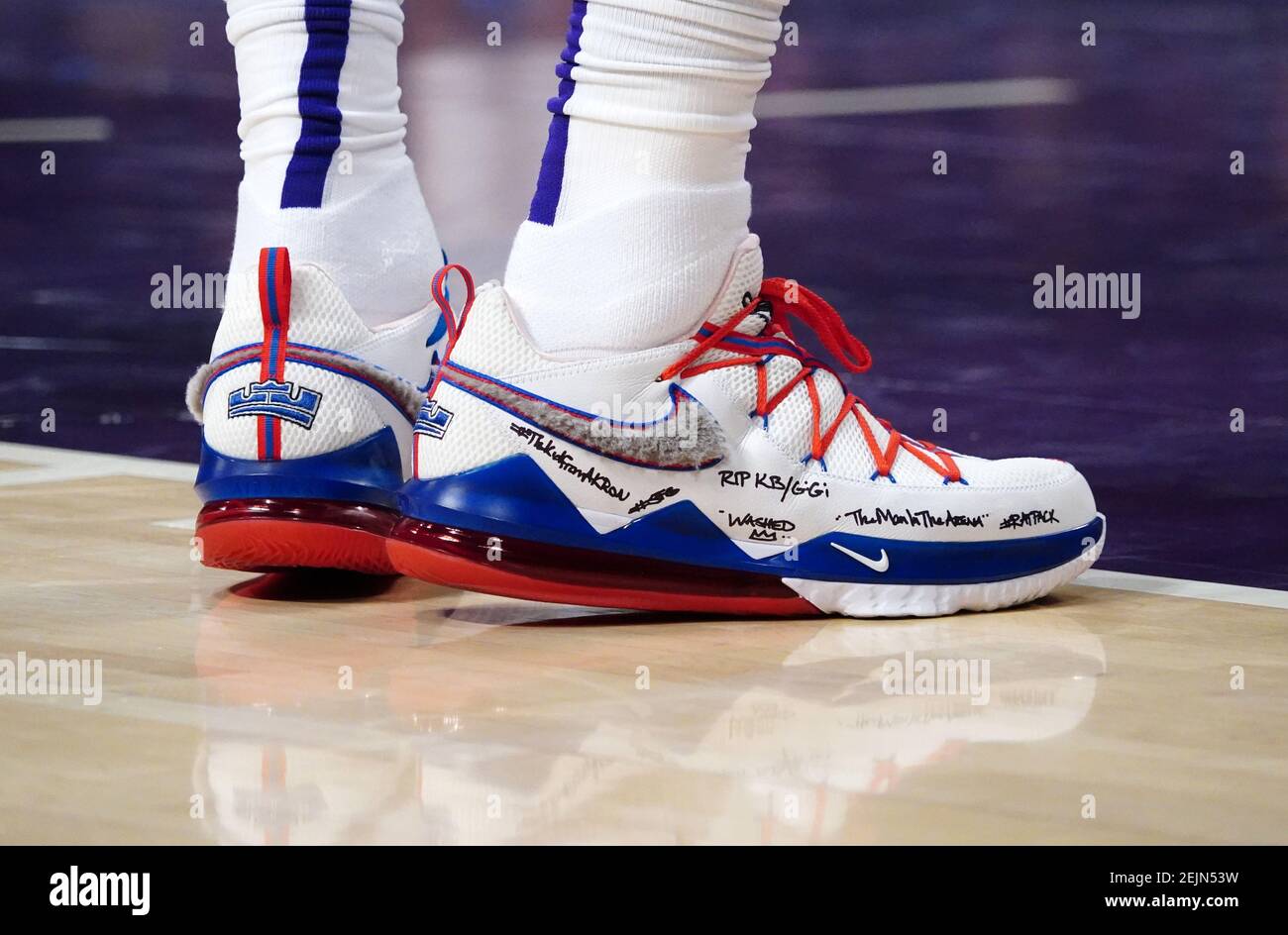 23 de febrero de 2020; los Ángeles, California, EE.UU.; Vista detallada de  las zapatillas Nike de los Angeles Lakers LeBron James (23) con homenaje a  Kobe Bryant y a la hija Gianna