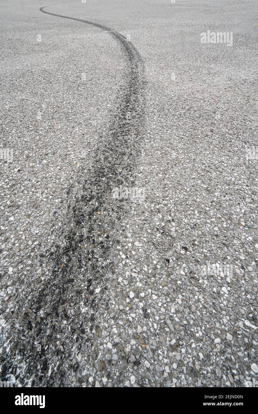 marcas de deslizamiento de los neumáticos en el asfalto Foto de stock