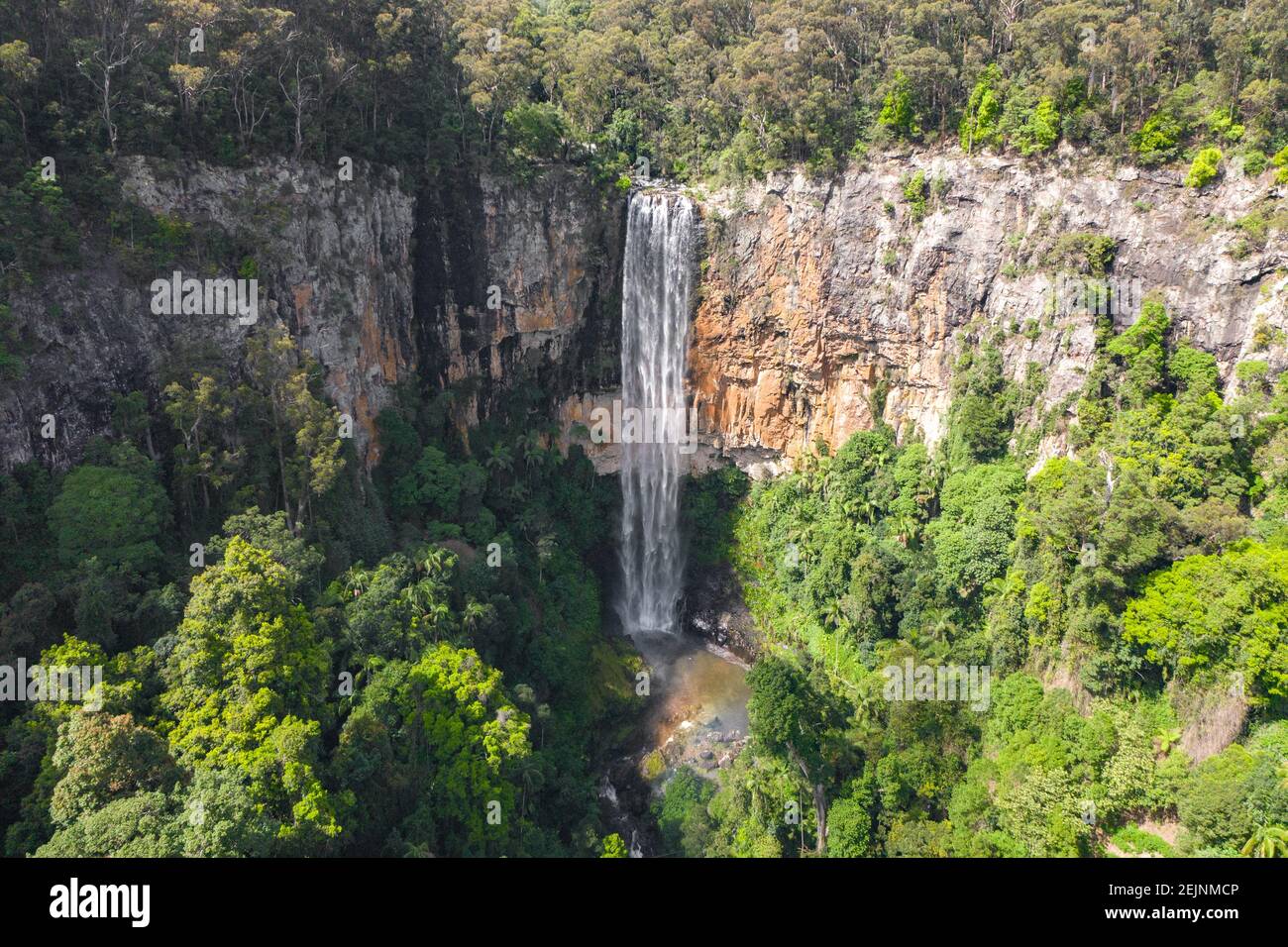 (NOTA DEL EDITOR: Foto tomada con un drone) Cascada bombeando agua en el corazón de la selva tropical Purling Brook Falls después de una semana húmeda en el Hinterland Costa de Oro (Foto por Florent rols / SOPA Images/Sipa USA) Foto de stock