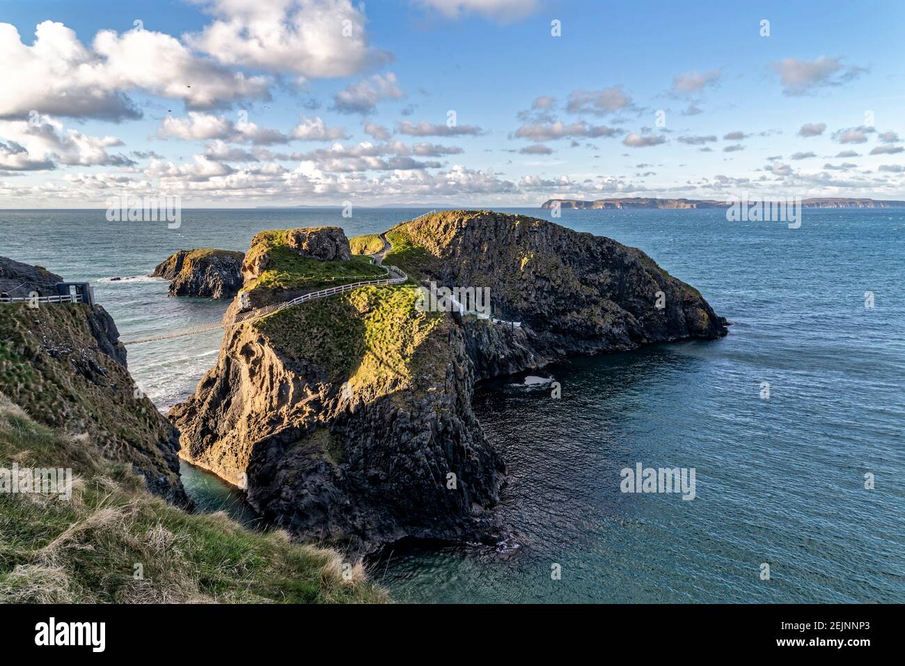 Ballintoy, Irlanda del Norte. 29 de abril de 2016. El puente de cuerda vertiginosa de Carrick-a-Rede fue erigido por primera vez por los pescadores de salmón en 1755. Foto de stock