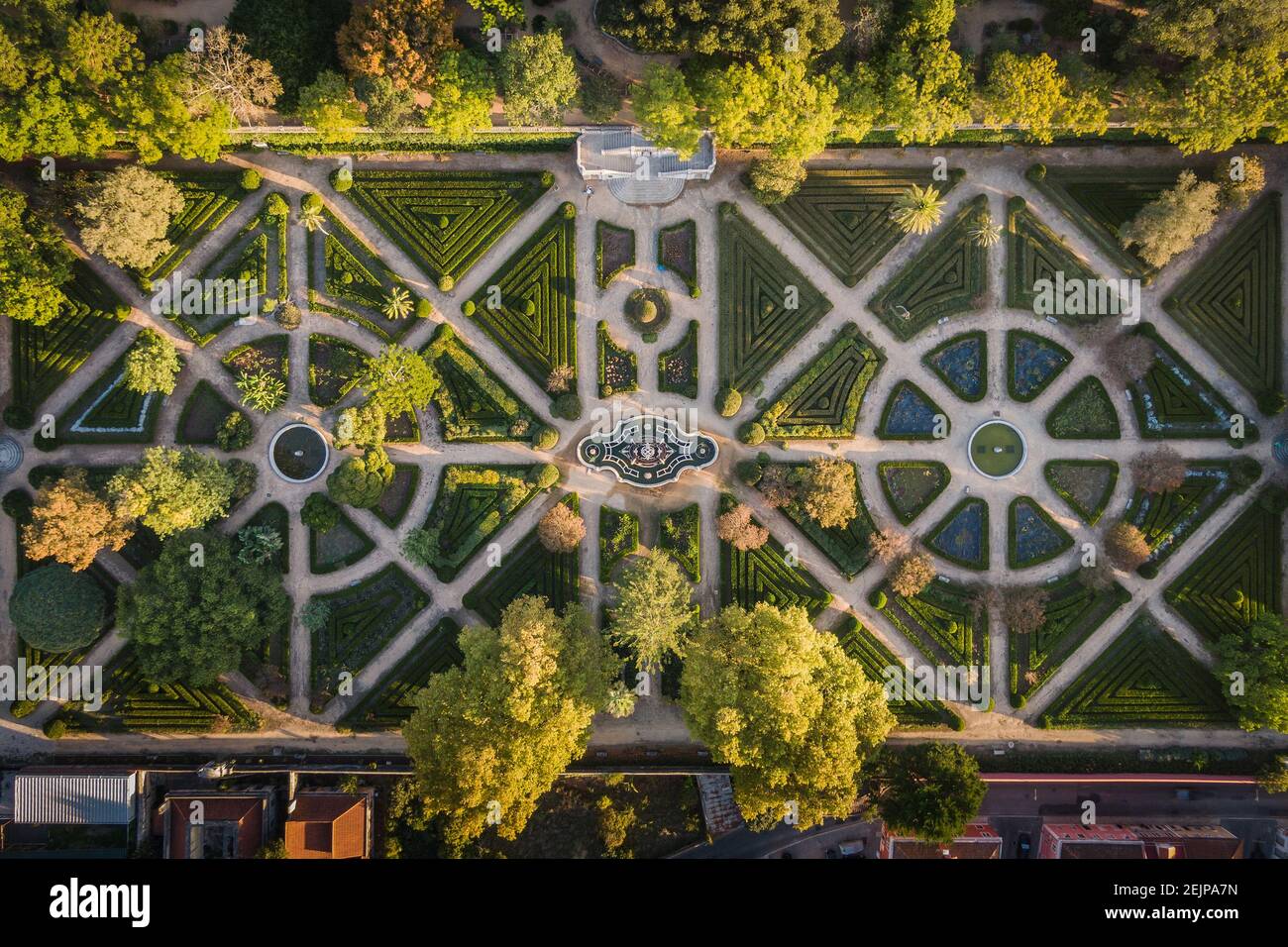 Vista aérea de arriba hacia abajo de los Jardines Botánicos de Ajuda al amanecer en Lisboa, Portugal. Foto de stock