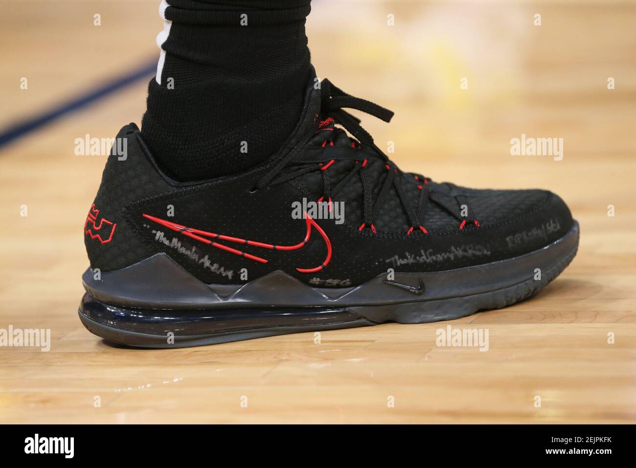 29 de febrero de 2020; Memphis, Tennessee, EE.UU.; Los Angeles Lakers  adelantan las zapatillas LeBron James durante el juego contra los Memphis  Grizzlies en FedExForum. Crédito obligatorio: Nelson Chenault-USA HOY  Deportes/Sipa USA