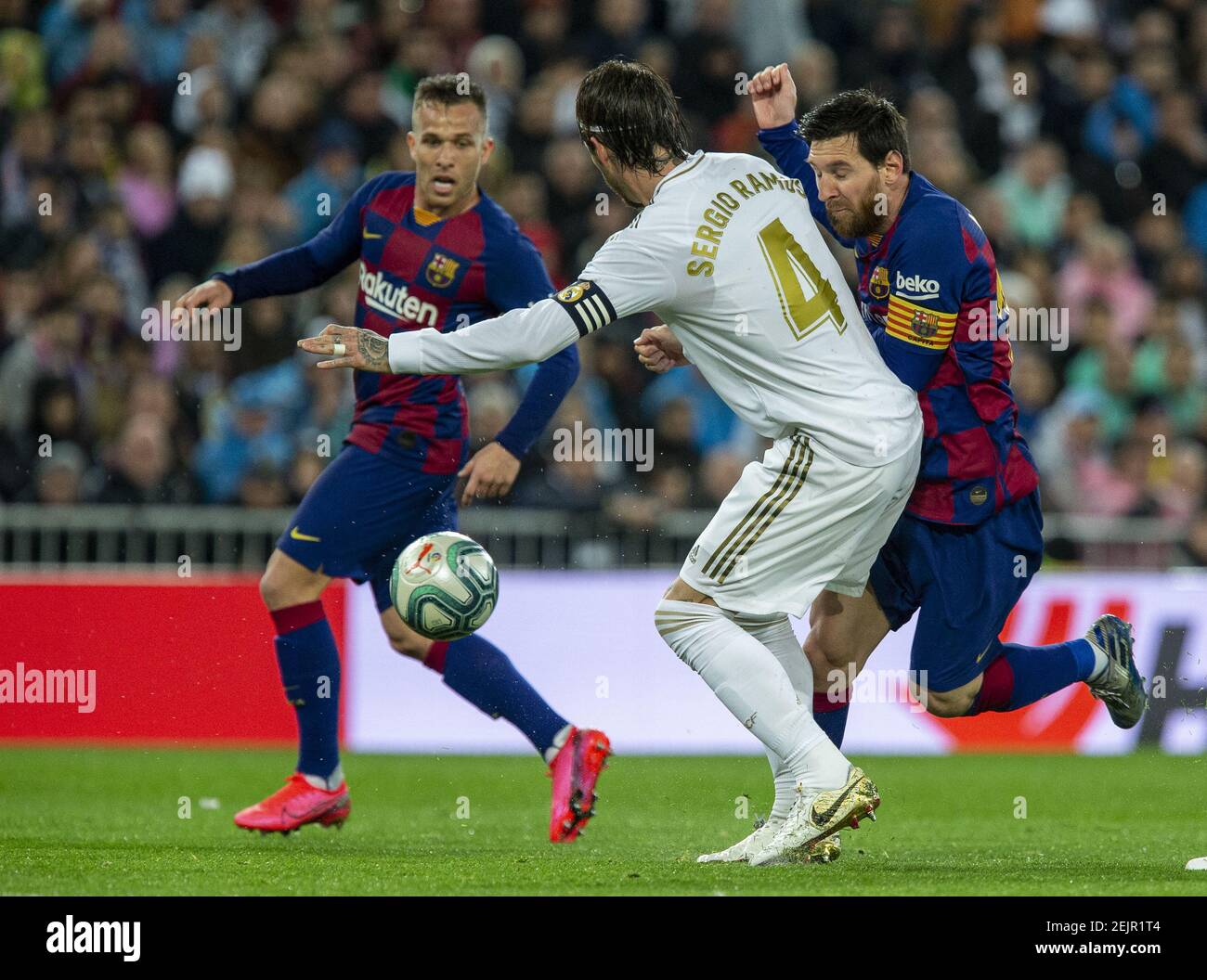 patrón Respeto a ti mismo entrada Sergio Ramos (L) y Lionel Messi (R) en acción durante el partido español la  Liga 26 entre el Real Madrid y el FC Barcelona en el estadio Santiago  Bernabeu de Madrid. Puntuación