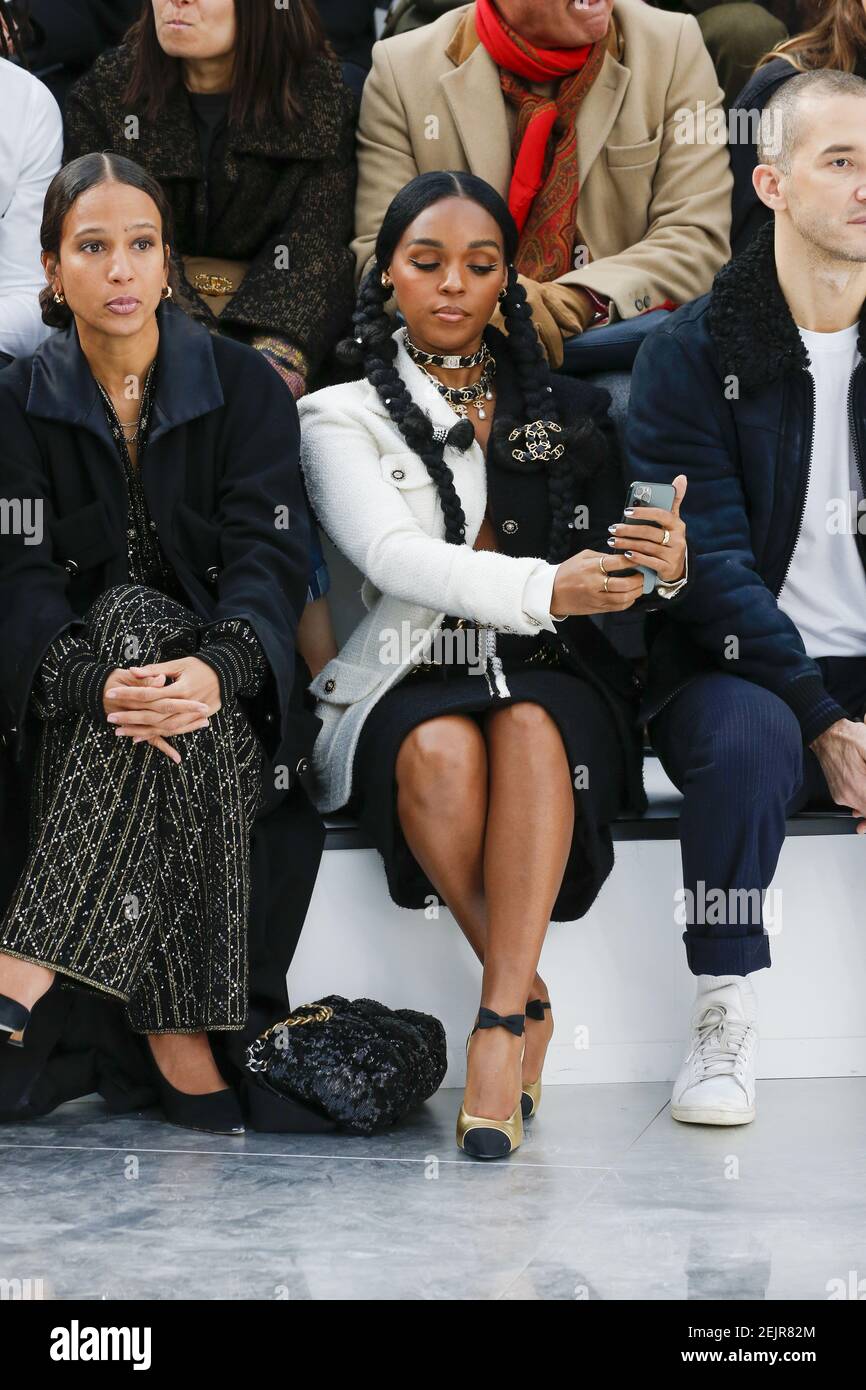 Janelle Monáe Robinson, cantante estadounidense, compositora, rapper,  actriz, Y productor viendo el desfile de moda Chanel durante el otoño /  invierno 2020 / 2021 Semana de la Moda en París, Francia el