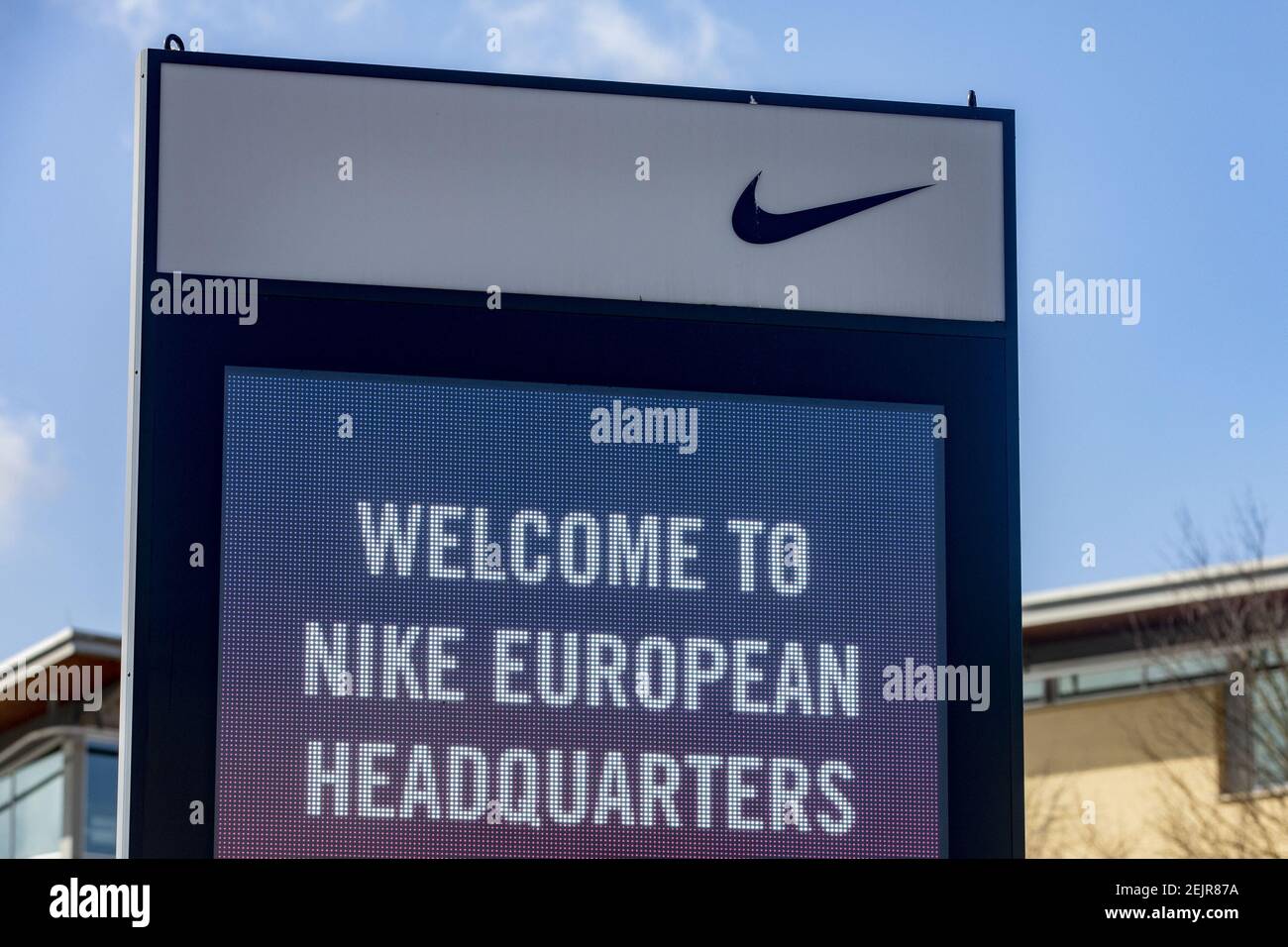 tonto Informar Puno HILVERSUM, Sportpark, 03-03-2020, sede europea de Nike cerrado por  contaminación de corona. Exterior de la sede central europea de Nike. La  oficina de la Marca deportiva mantiene las puertas cerradas durante dos