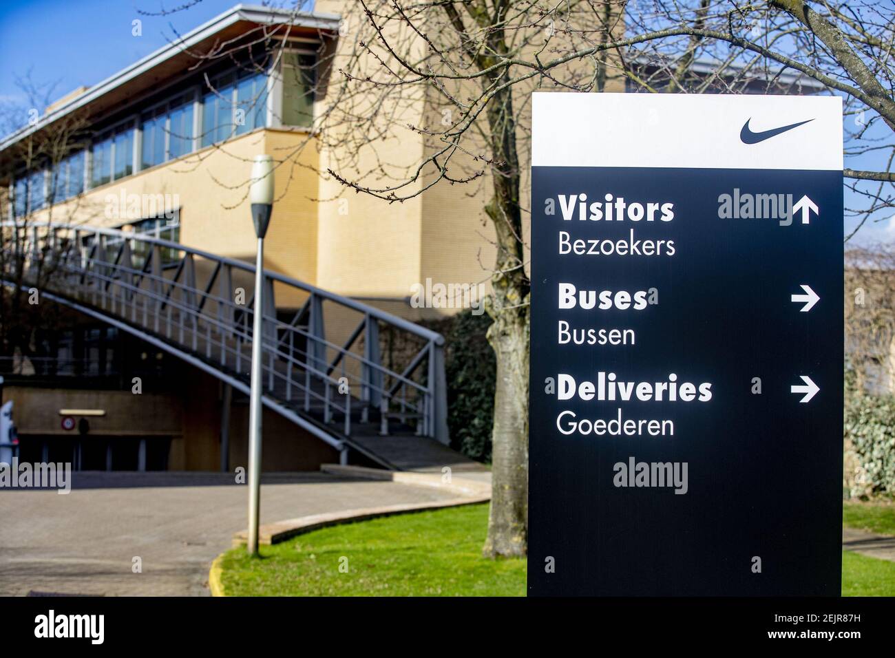 HILVERSUM, Sportpark, 03-03-2020, sede europea de Nike cerrado por  contaminación de corona. Exterior de la sede central europea de Nike. La  oficina de la Marca deportiva mantiene las puertas cerradas durante dos