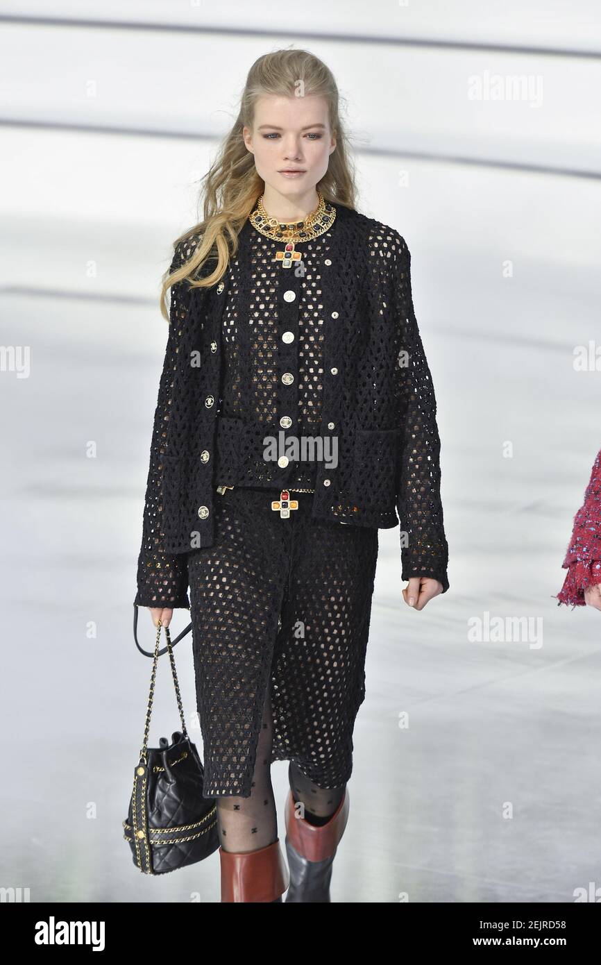 Model camina en la pista en el Chanel desfile de moda durante otoño / invierno  2020 / 2021