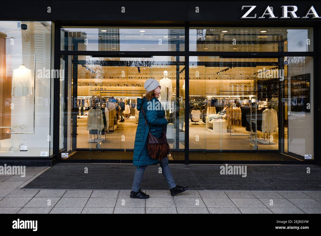 Una mujer pasa por una cadena de tiendas de ropa española Zara. (Foto de  Omar Marques / SOPA Images/Sipa USA Fotografía de stock - Alamy
