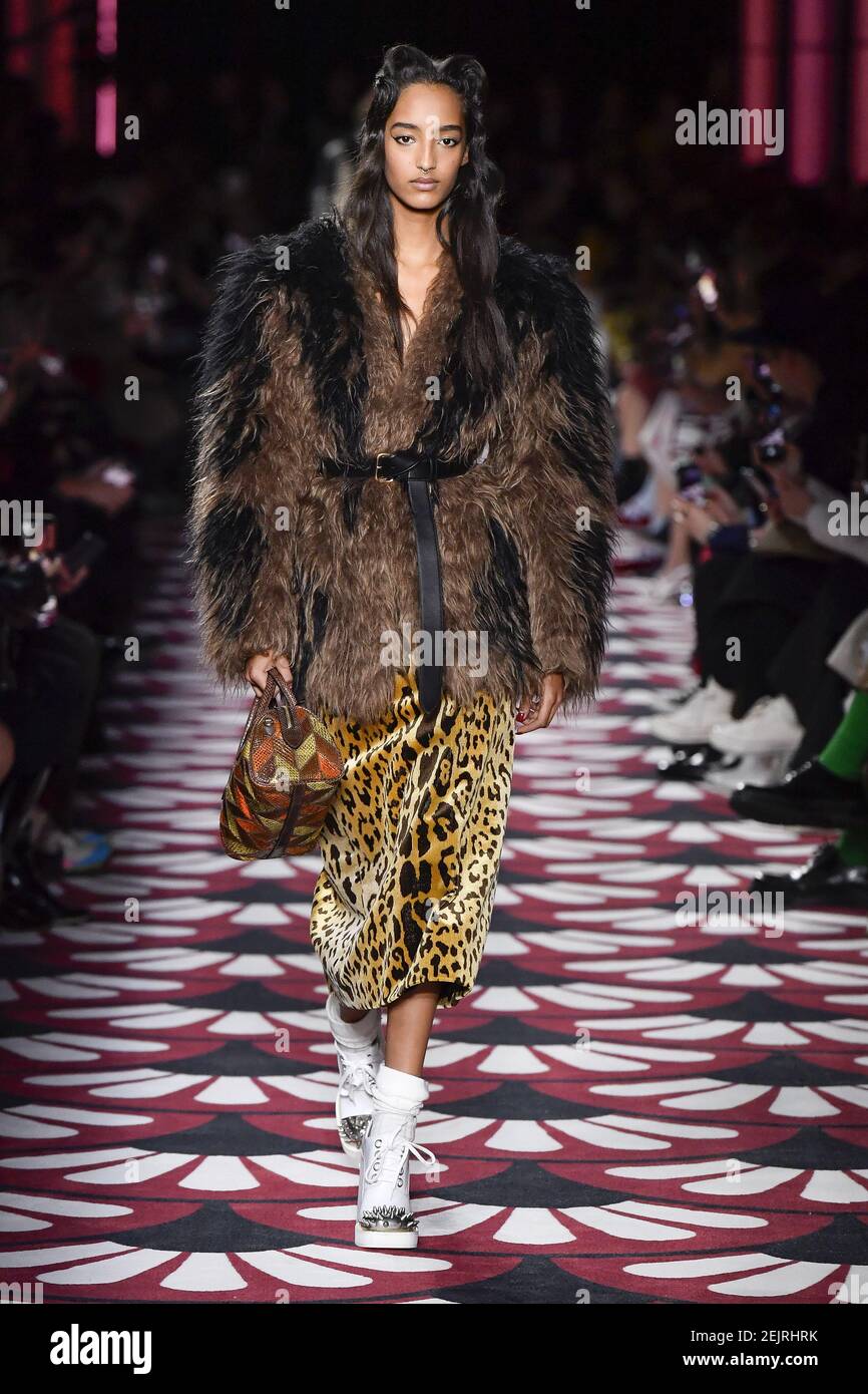 Modelo Mona Tougaard camina por la pista en el desfile de moda Miu Miu  durante el otoño / invierno 2020 / 2021 Semana de la Moda en París, Francia  el 3 de