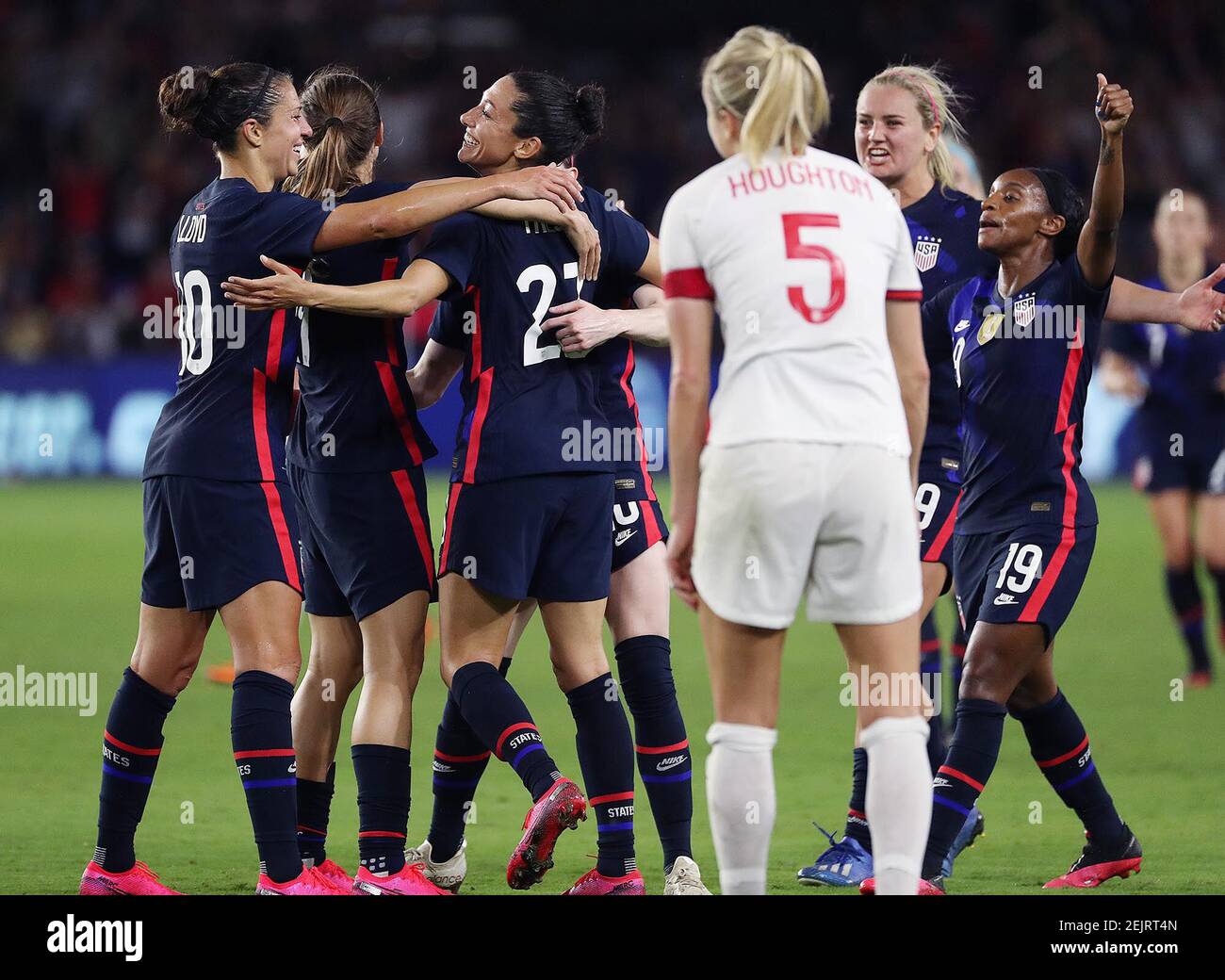 Los jugadores de EE.UU. Celebran después de un gol de Carli Lloyd contra Inglaterra durante la Copa She Crees en el Exploria Stadium en Orlando, Florida, el jueves 5 de marzo de 2020. (Stephen M. Dowell/Orlando Sentinel/TNS) Foto de stock