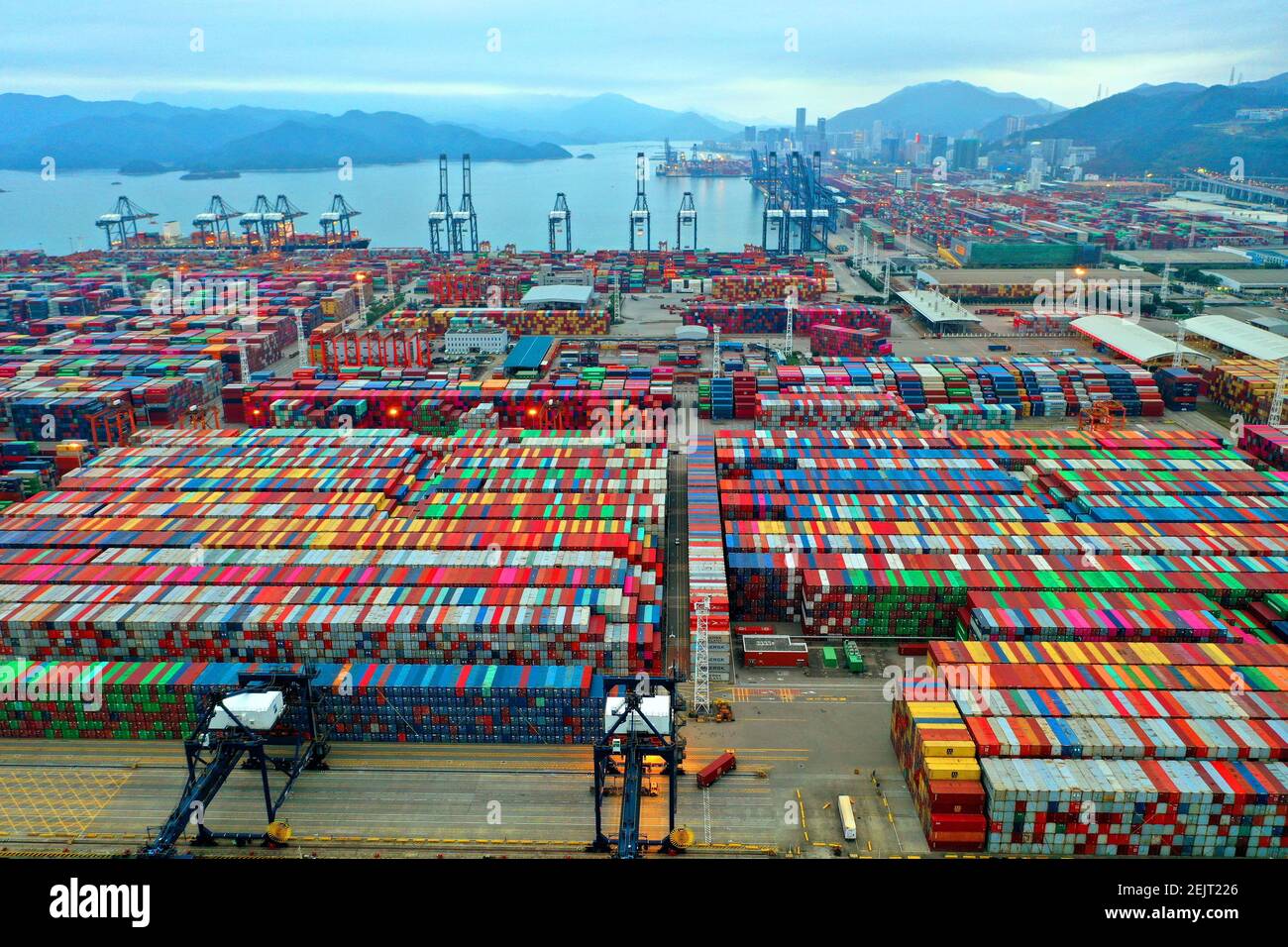 SHENZHEN, CHINA - 6 DE MARZO de 2020 - el puerto de Yantian, Shenzhen, la  terminal de contenedores más grande y eficiente del mundo, ha reanudado  inicialmente la producción, Shenzhen, provincia de