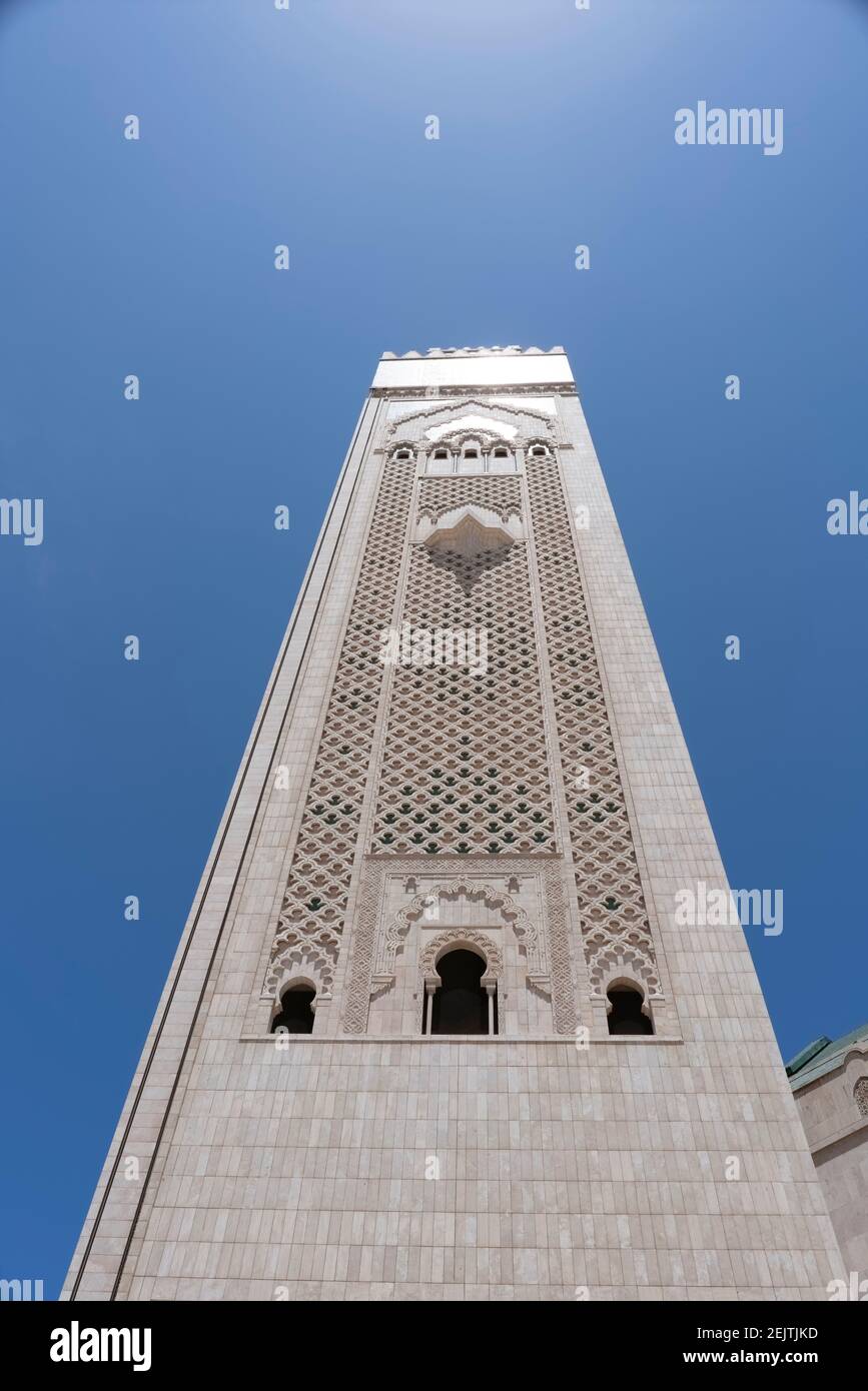 vista en ángulo bajo del minarete de la mezquita hassan ii en casablanca, morroco Foto de stock