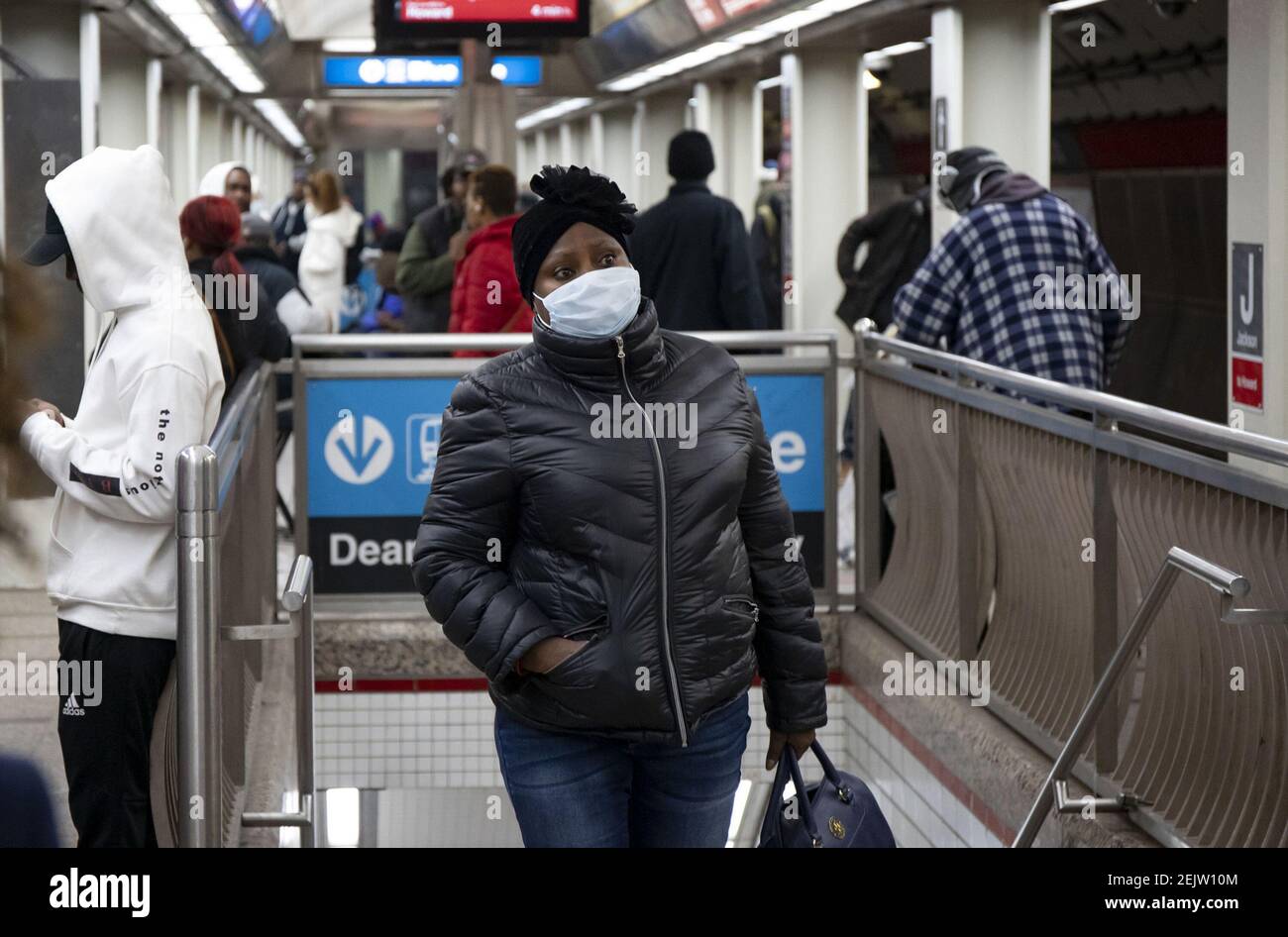 Una persona usa una máquina el 5 de marzo de 2020, en el tren de la línea Roja de la CTA en Chicago. (Foto de Brian Cassella/Chicago Tribune/TNS/Sipa USA) Foto de stock