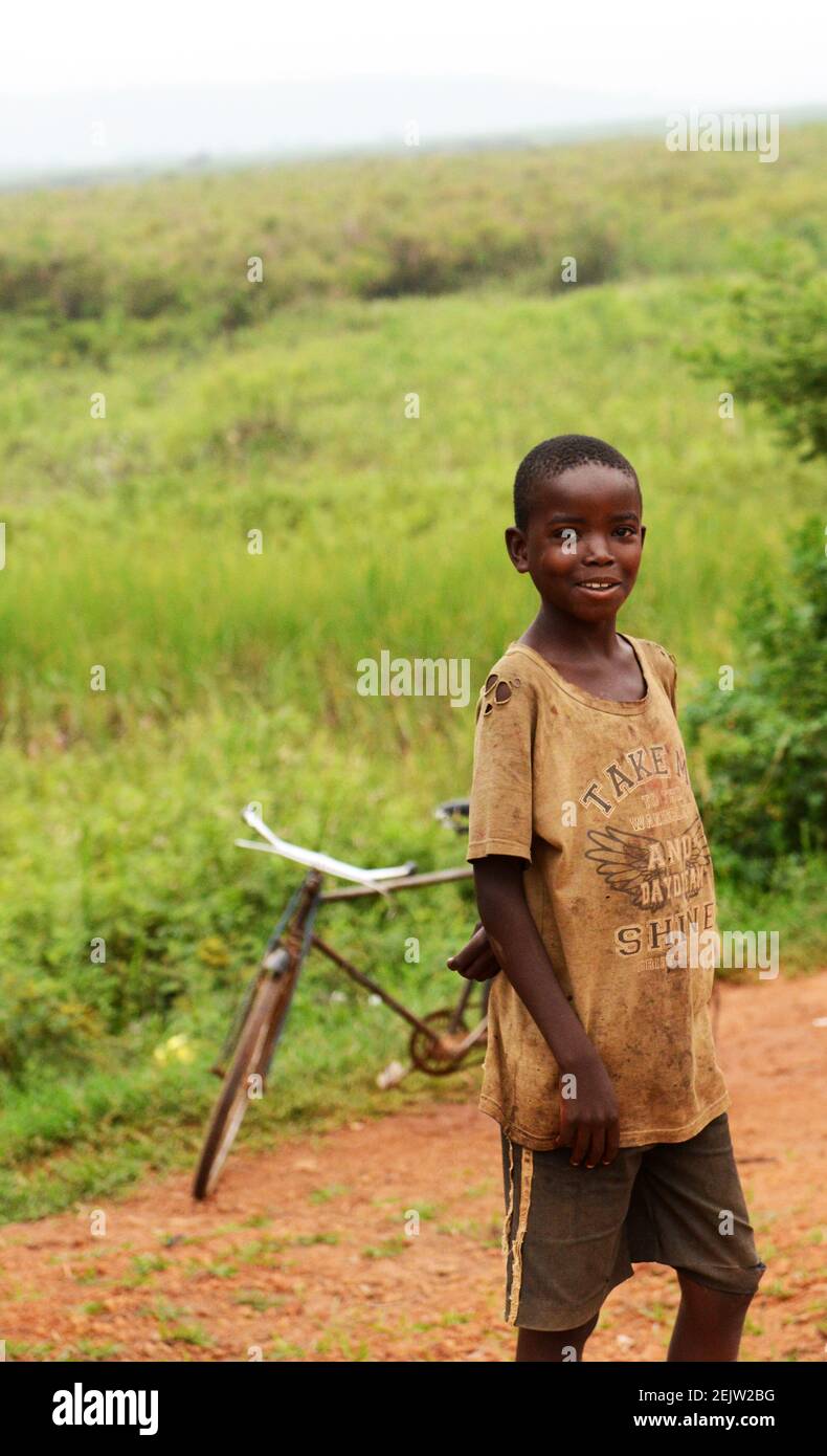 Un niño rwandés en la zona rural de Ruanda. Foto de stock