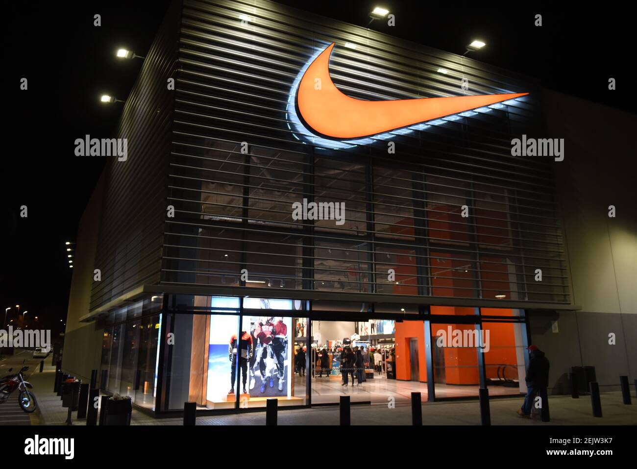 Una vista de una tienda Nike. (Foto de Jorge Sanz / SOPA Images/Sipa USA  Fotografía de stock - Alamy