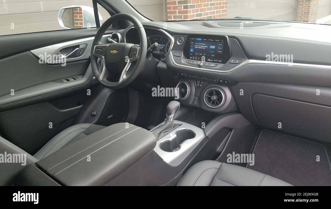 El interior de la Chevy Blazer 2020 es un lugar fresco para estar con respiraderos tipo Camaro, una pantalla de tableta, asientos cómodos y un montón de características digitales. (Henry Payne/The Detroit News/TNS) Foto de stock