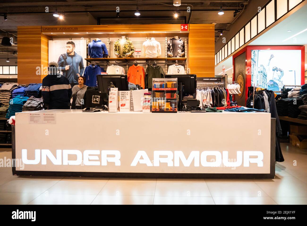Fabricante estadounidense de ropa deportiva bajo el puesto de Armor visto  en un almacén de Macy's en la ciudad de Nueva York. (Foto de Alex Tai /  SOPA Images/Sipa USA Fotografía de