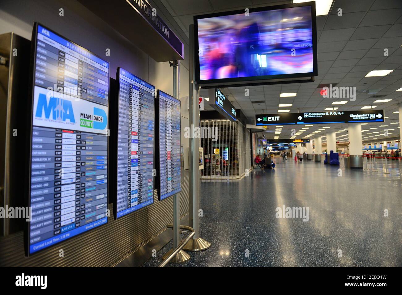 El tablero de información de vuelos enumera los vuelos cancelados en el  Aeropuerto Internacional de Miami (MIA) en medio de la pandemia COVID-19 el  23 de marzo de 2020 en Miami, Florida.