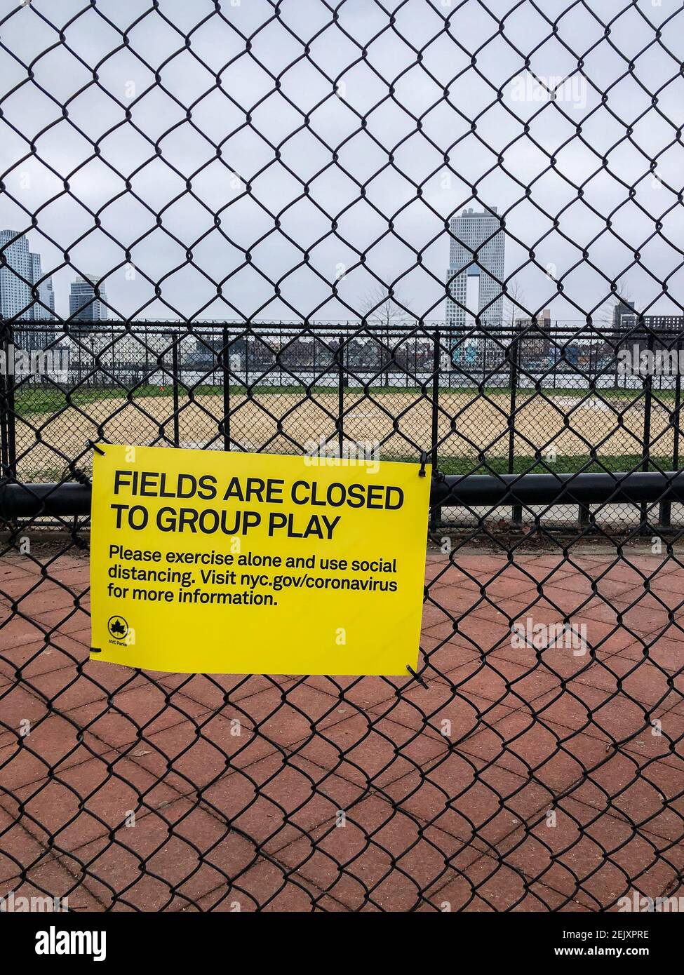 Los campos en el Parque John V. Lindsay East River permanecen cerrados para jugar en grupo el 30 de marzo de 2020 para mantener el distanciamiento social durante la pandemia de COVID-19. El gobernador de Nueva York, Andrew Cuomo, anunció que el plan DE PAUSA del estado de Nueva York para combatir el coronavirus se extendería otras dos semanas. (Foto de Samuel Rigelhaupt / Sipa USA) Foto de stock
