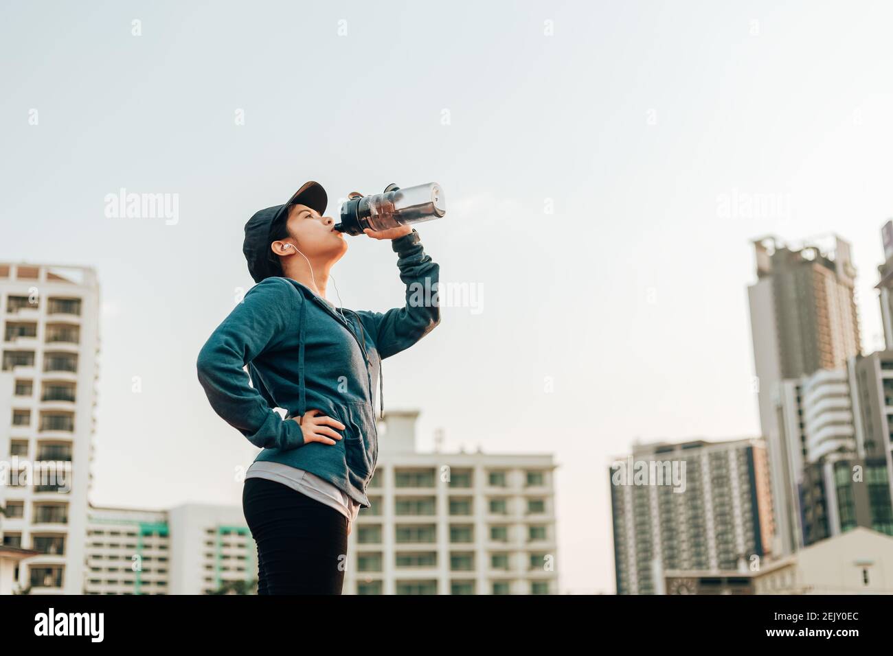 Mujer Atleta Sedienta Toma Un Descanso Ella Bebe Agua Despues De Correr Fotografia De Stock Alamy