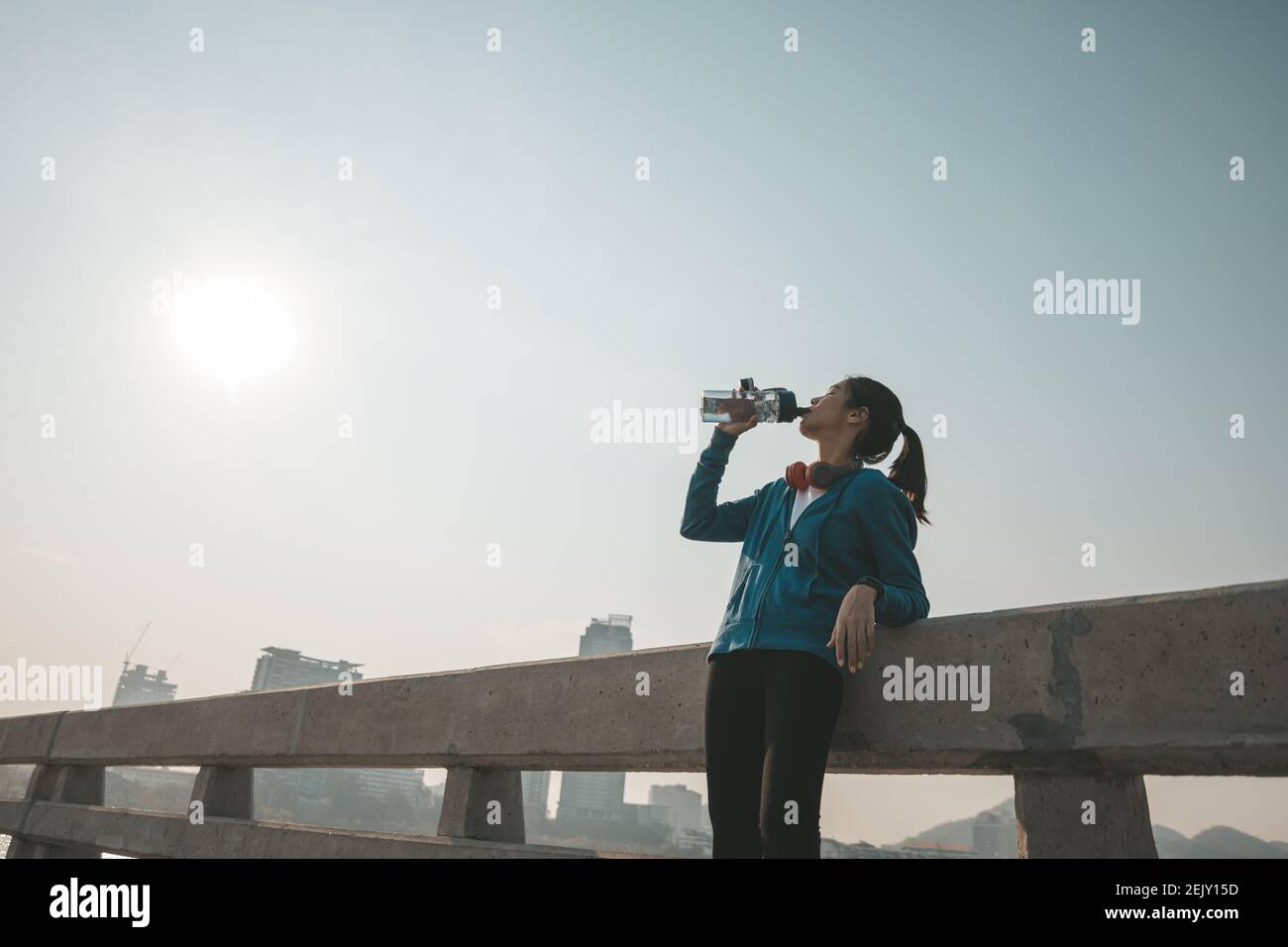 Mujer Atleta Sedienta Toma Un Descanso Ella Bebe Agua Despues De Correr Fotografia De Stock Alamy