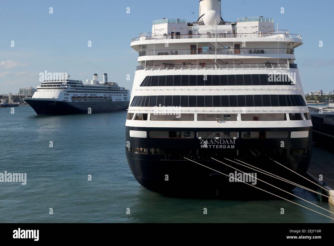Los cruceros Zaandam y Rotterdam de Holland America atracan en Port Everglades en Fort Lauderdale, Florida, el jueves 2 de abril de 2020. (Mike Stocker/Sun Sentinel/TNS) Foto de stock