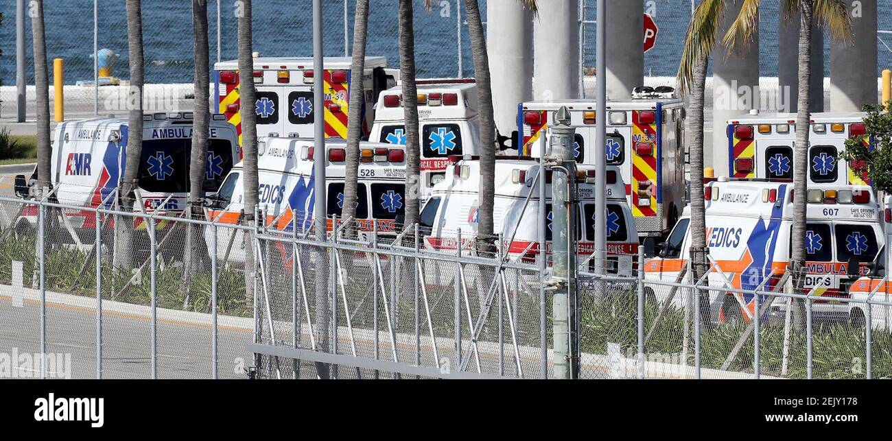 Las ambulancias se alinean, a la espera de la llegada de los buques de Holanda América el Zaandam y el Rotterdam en Port Everglades en Fort Lauderdale, Fla., el jueves 2 de abril de 2020. (Mike Stocker/Sun Sentinel/TNS) Foto de stock
