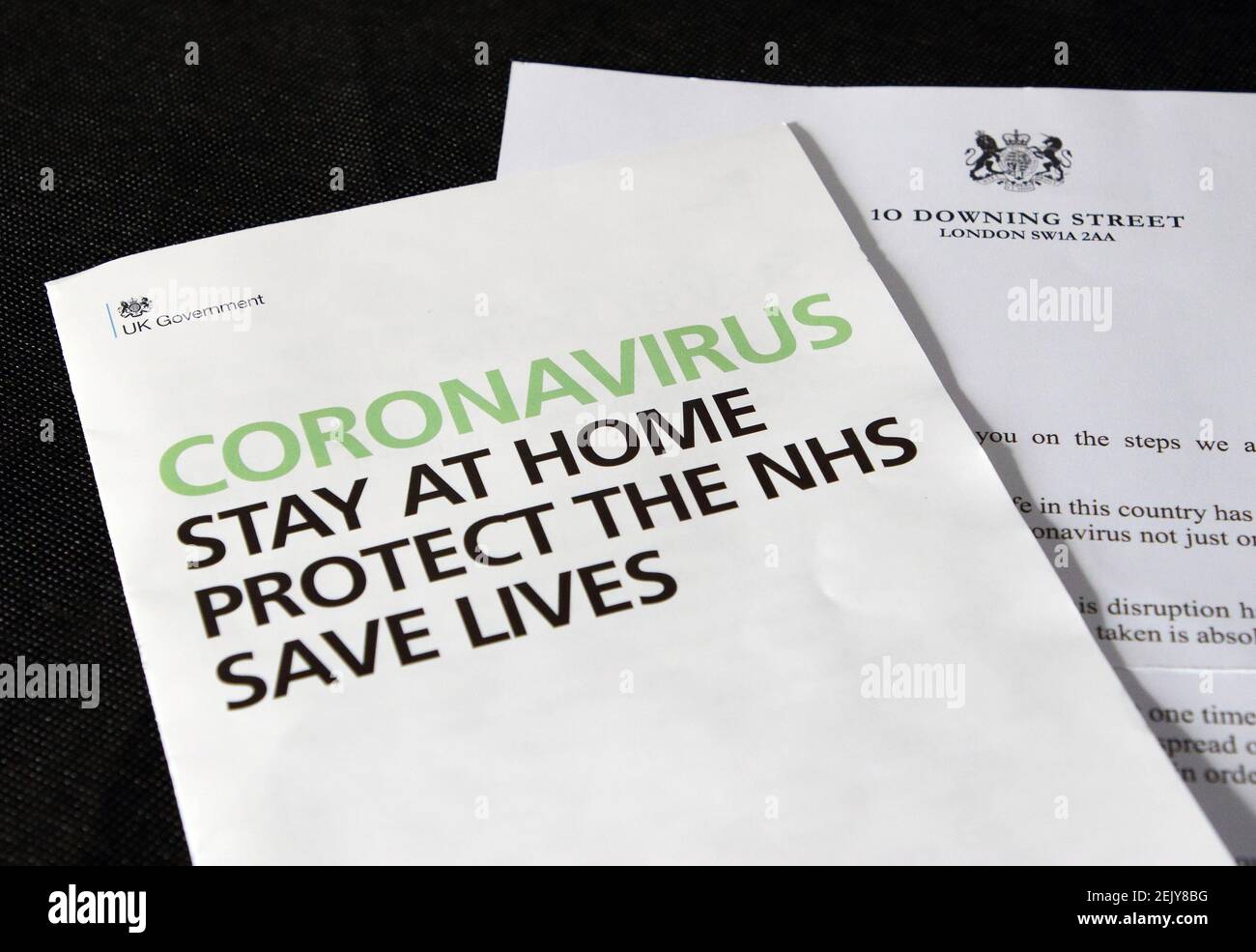 En esta ilustración, se muestra una carta del primer Minster británico y el folleto del Gobierno HM Coronavirus. Una carta de coronavirus del primer ministro británico Boris Johnson que se enviará a todos los hogares del Reino Unido instando al público a quedarse en casa. Alrededor de 30 millones de hogares del Reino Unido recibirán la carta Covid-19, junto con un folleto sobre los síntomas del coronavirus, las directrices y la concienciación. (Foto de Keith Mayhew / SOPA Images/Sipa USA) Foto de stock